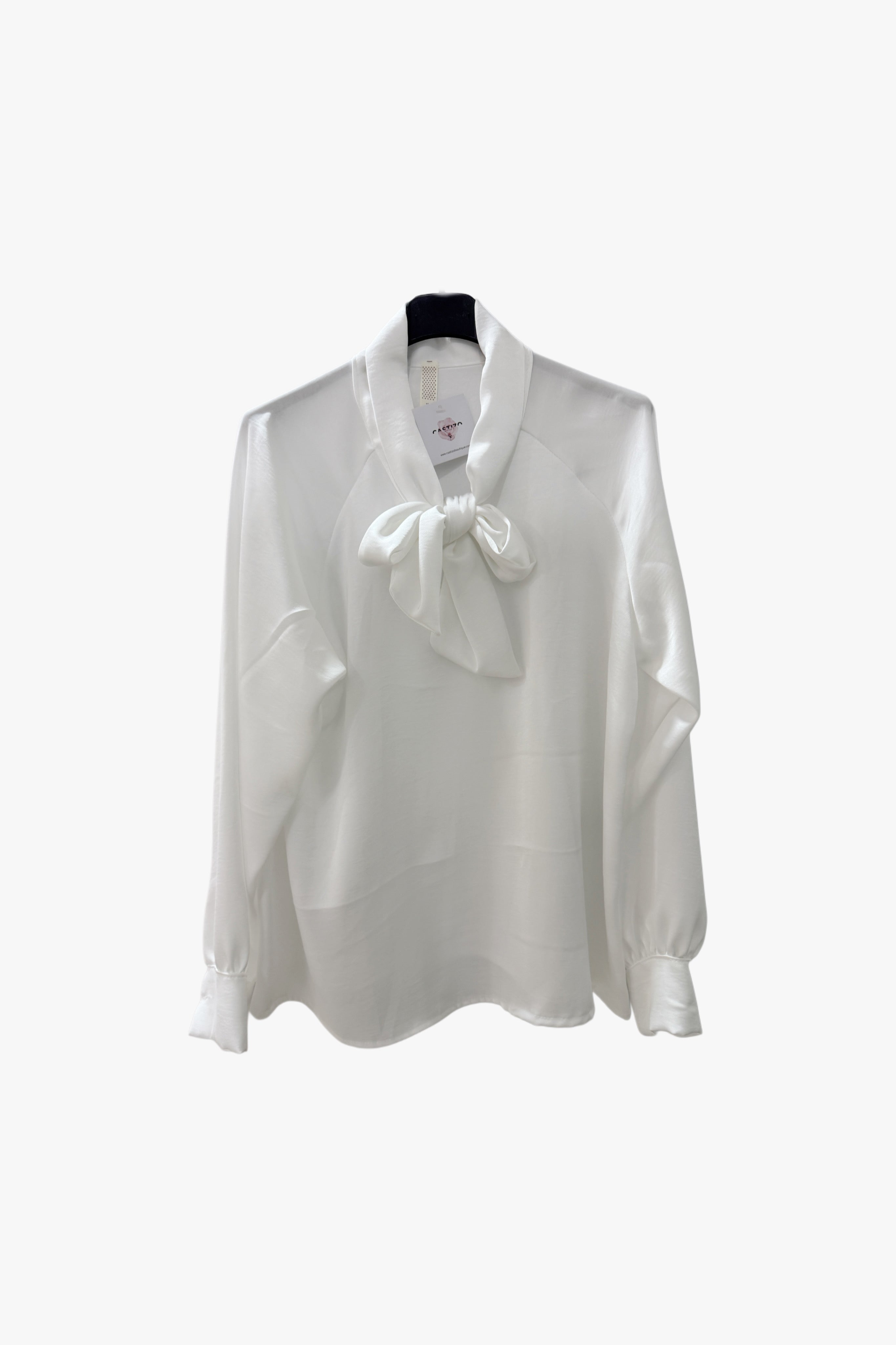 Blusa con lazada blanca