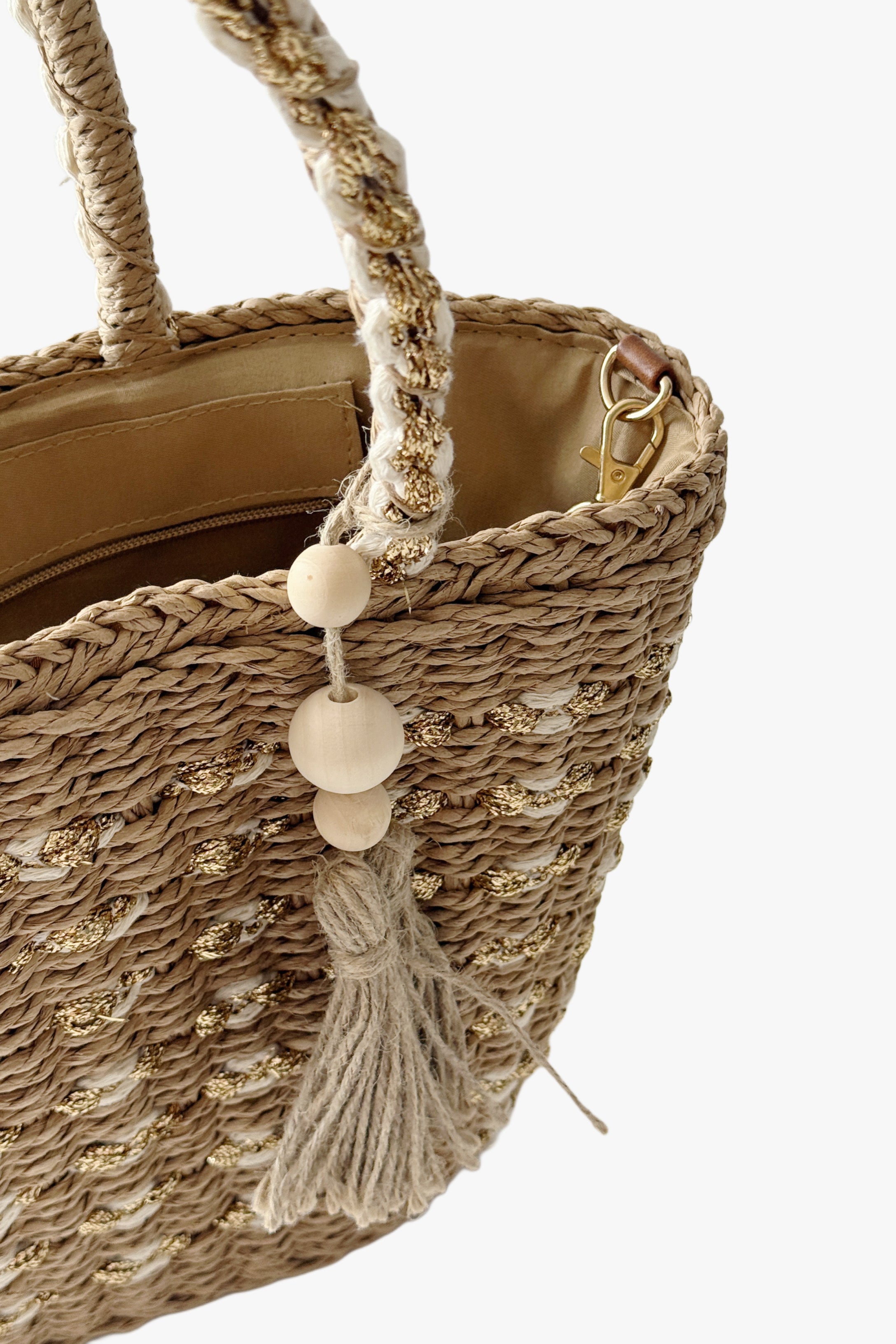 Bolso de rafia con detalles dorados