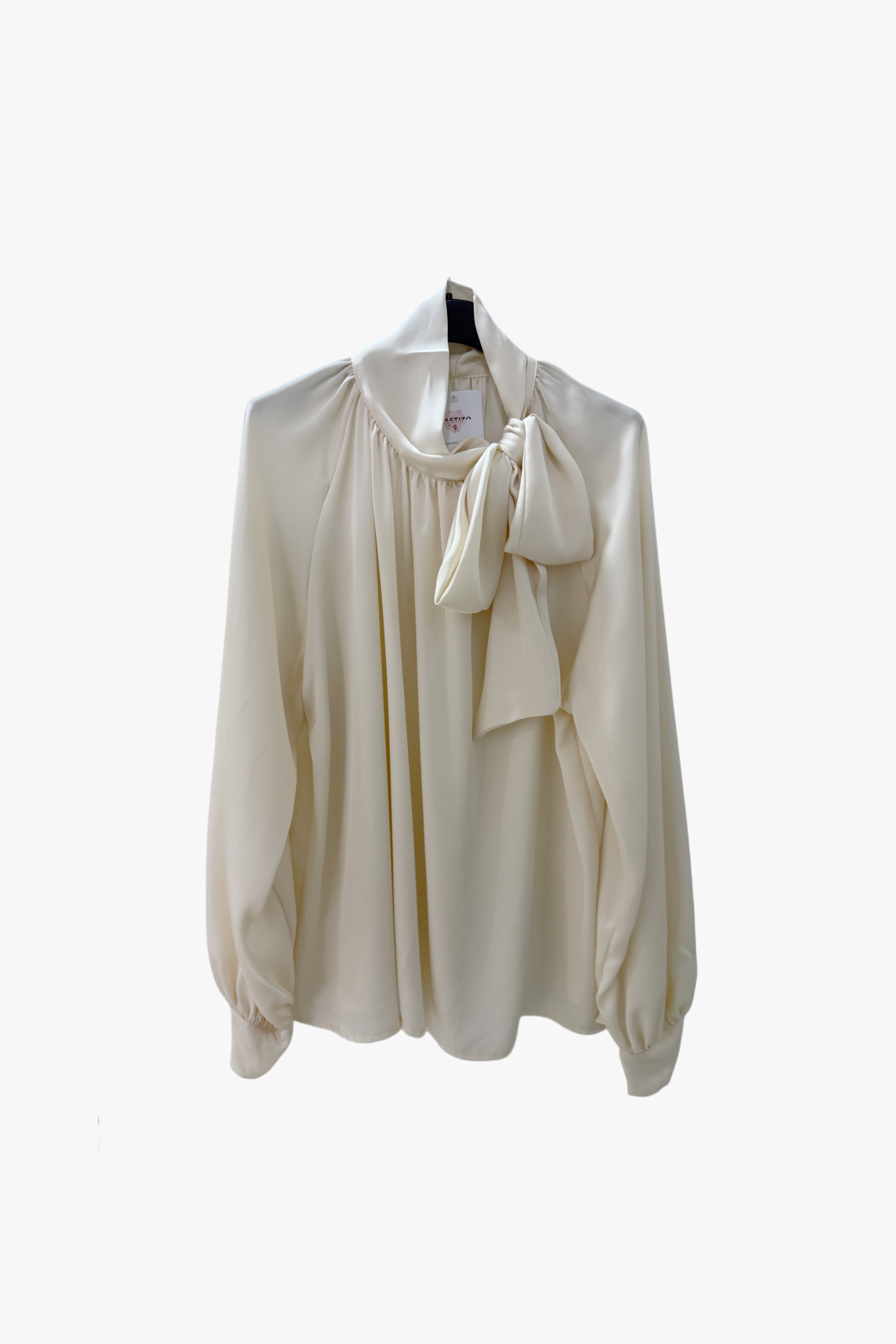 Blusa con lazada crema