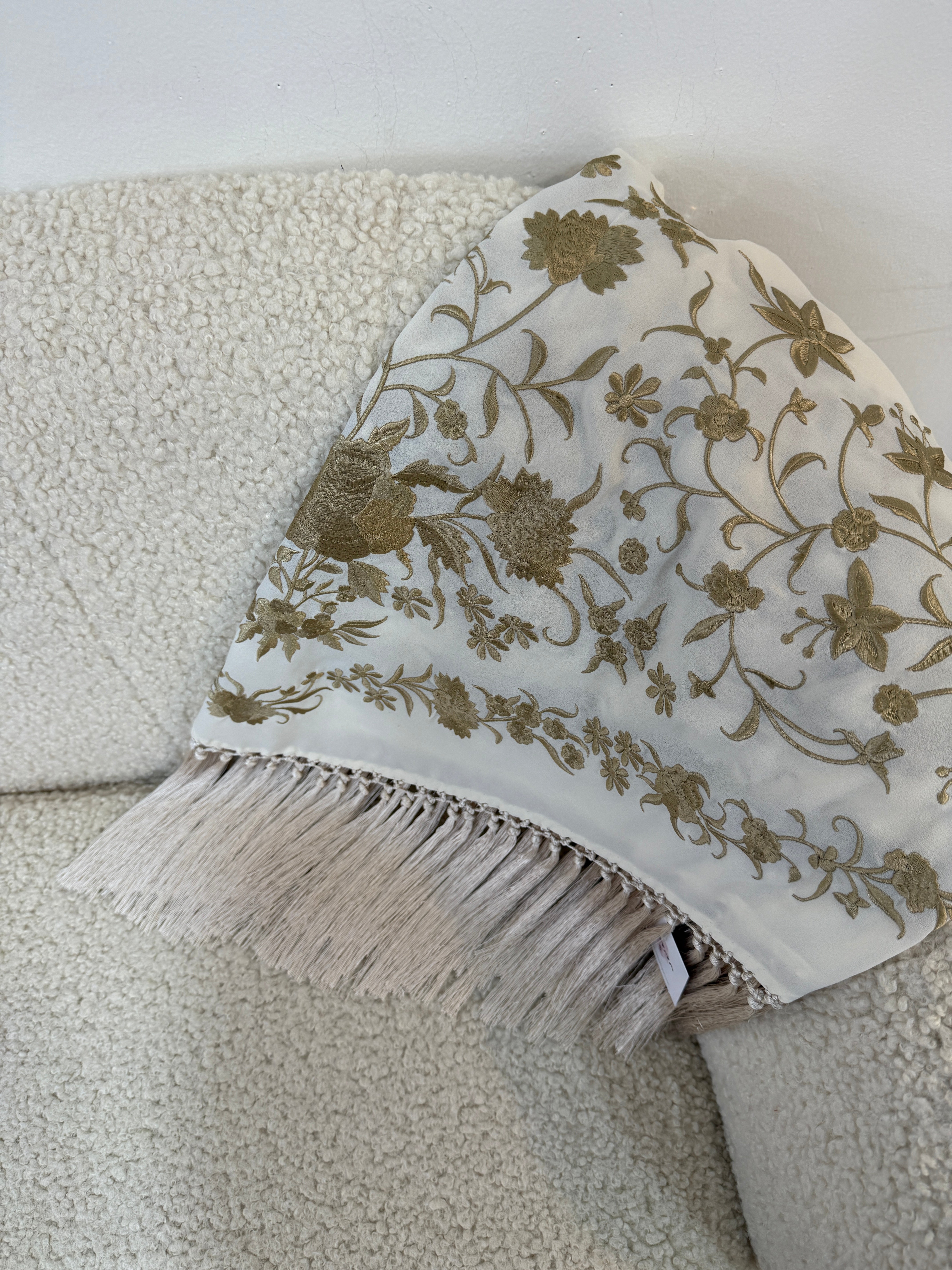 Mantoncillo hueso y dorado