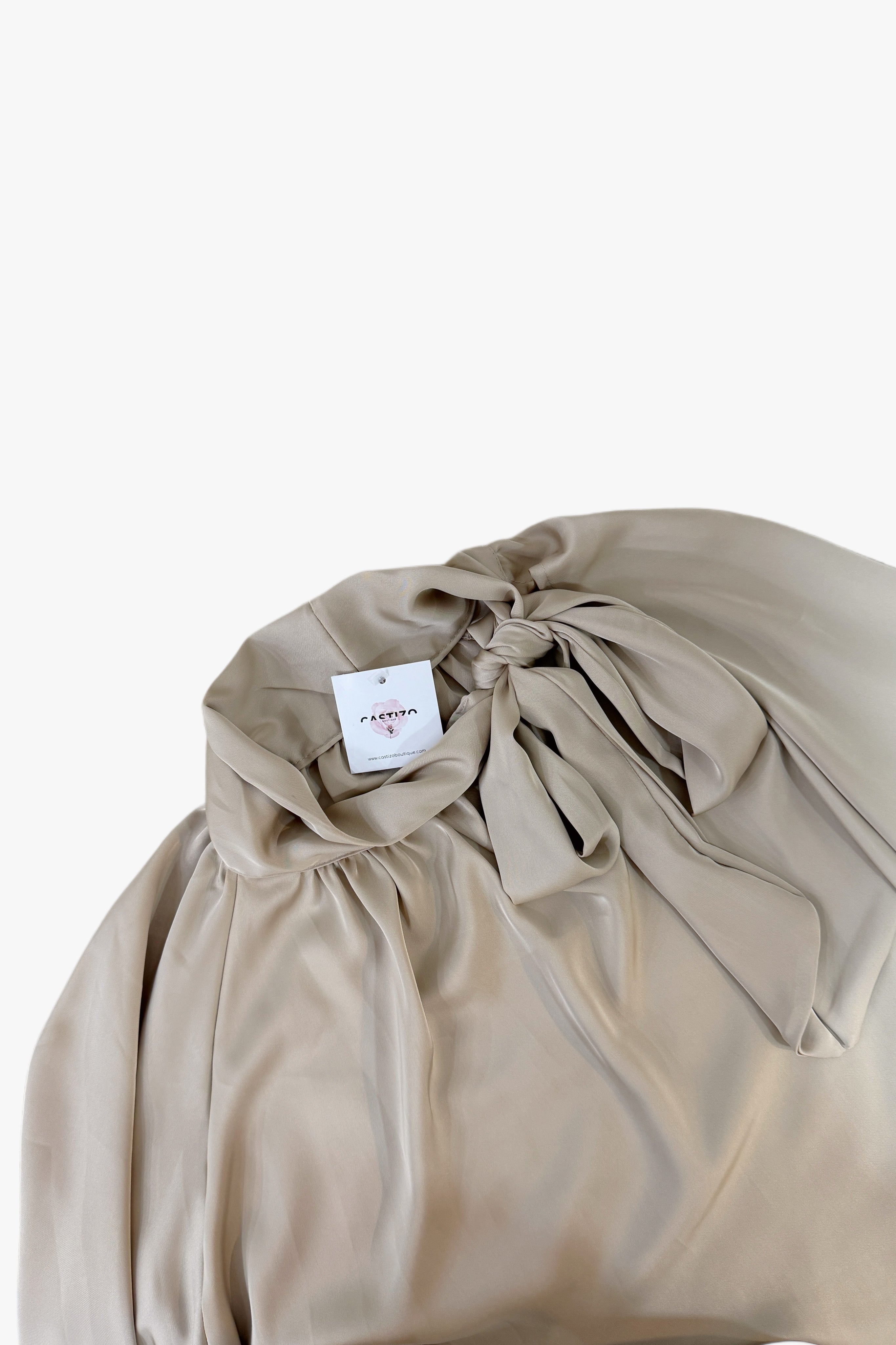 Blusa con lazada crema oscura