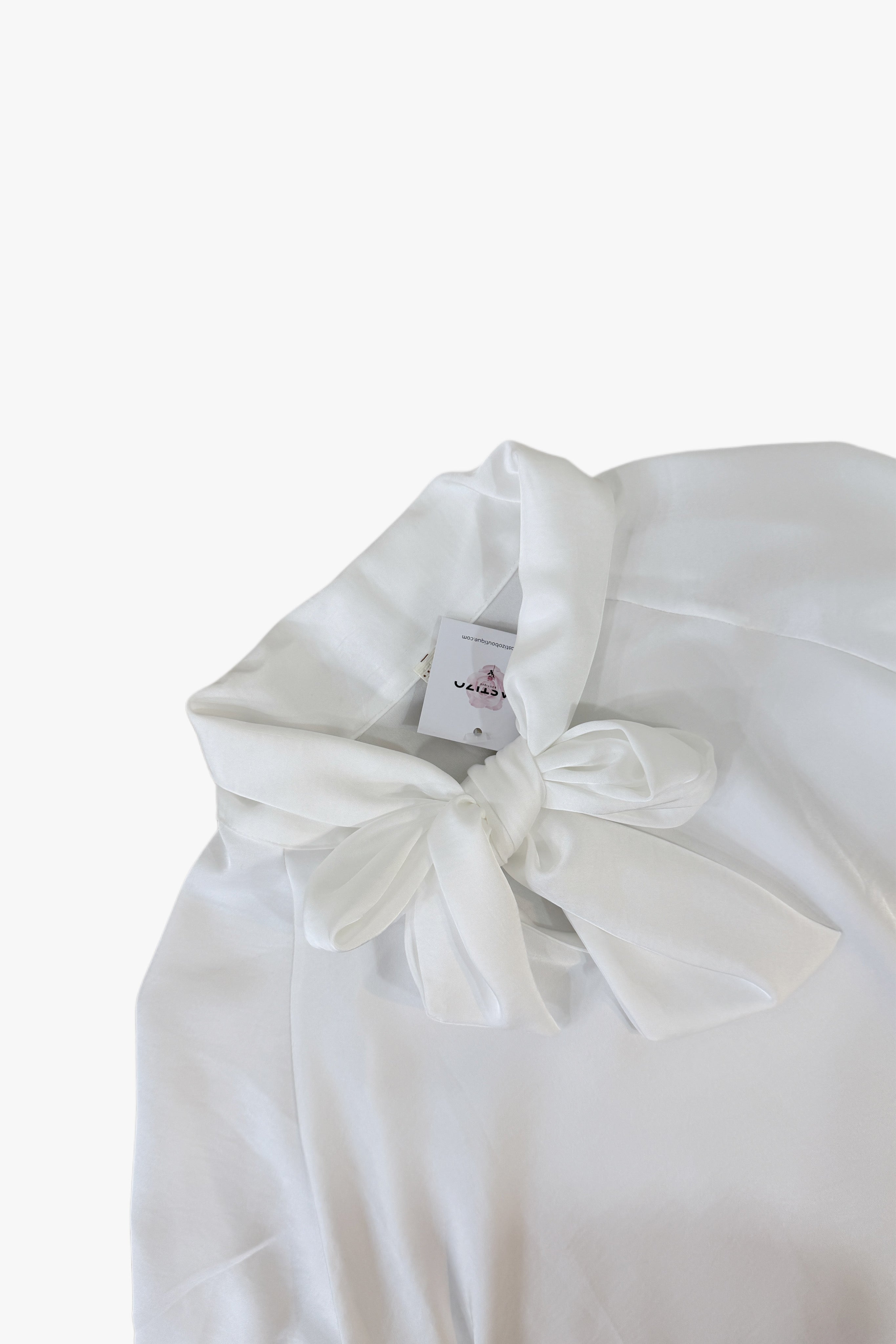 Blusa con lazada blanca