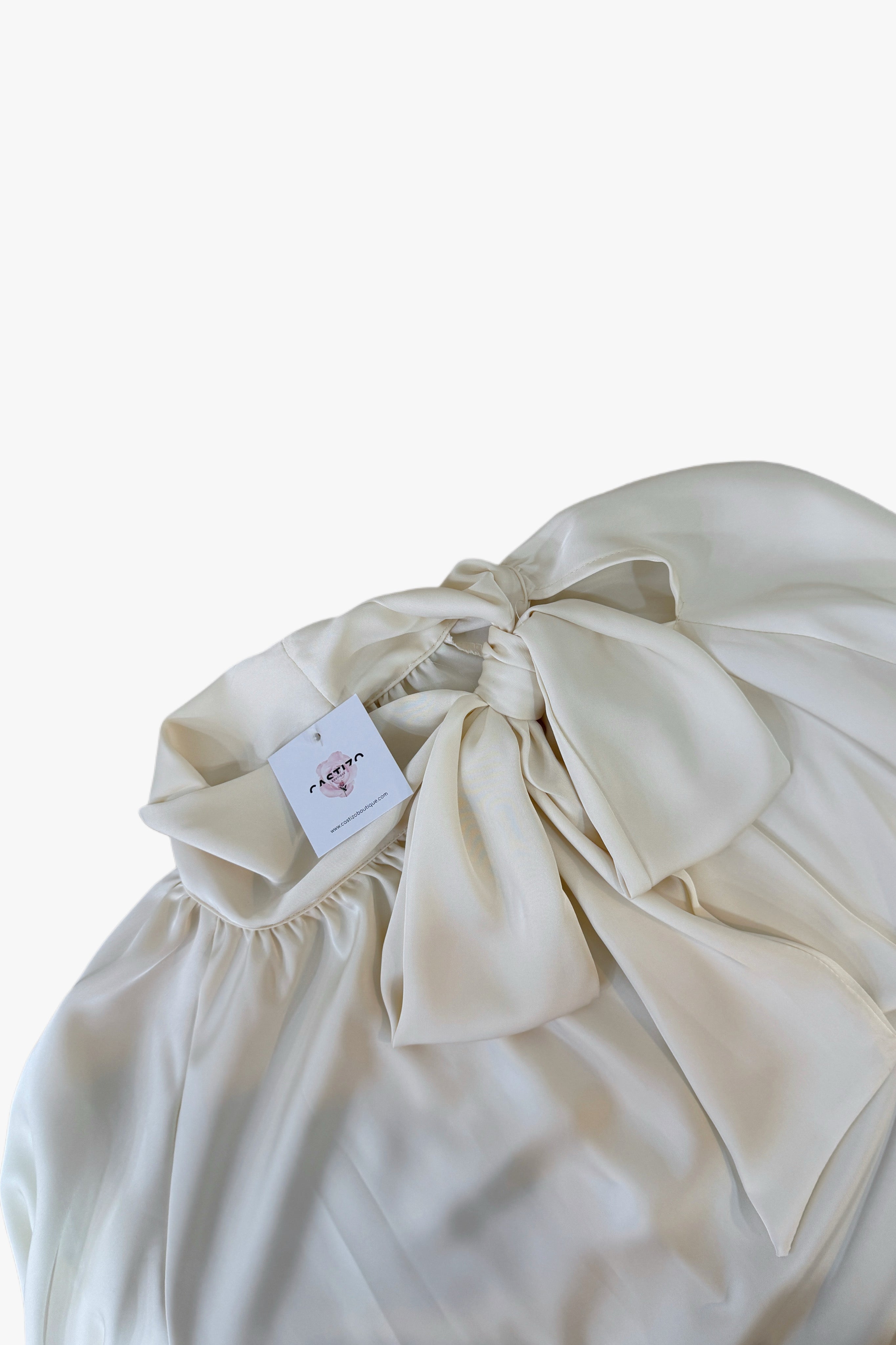 Blusa con lazada crema