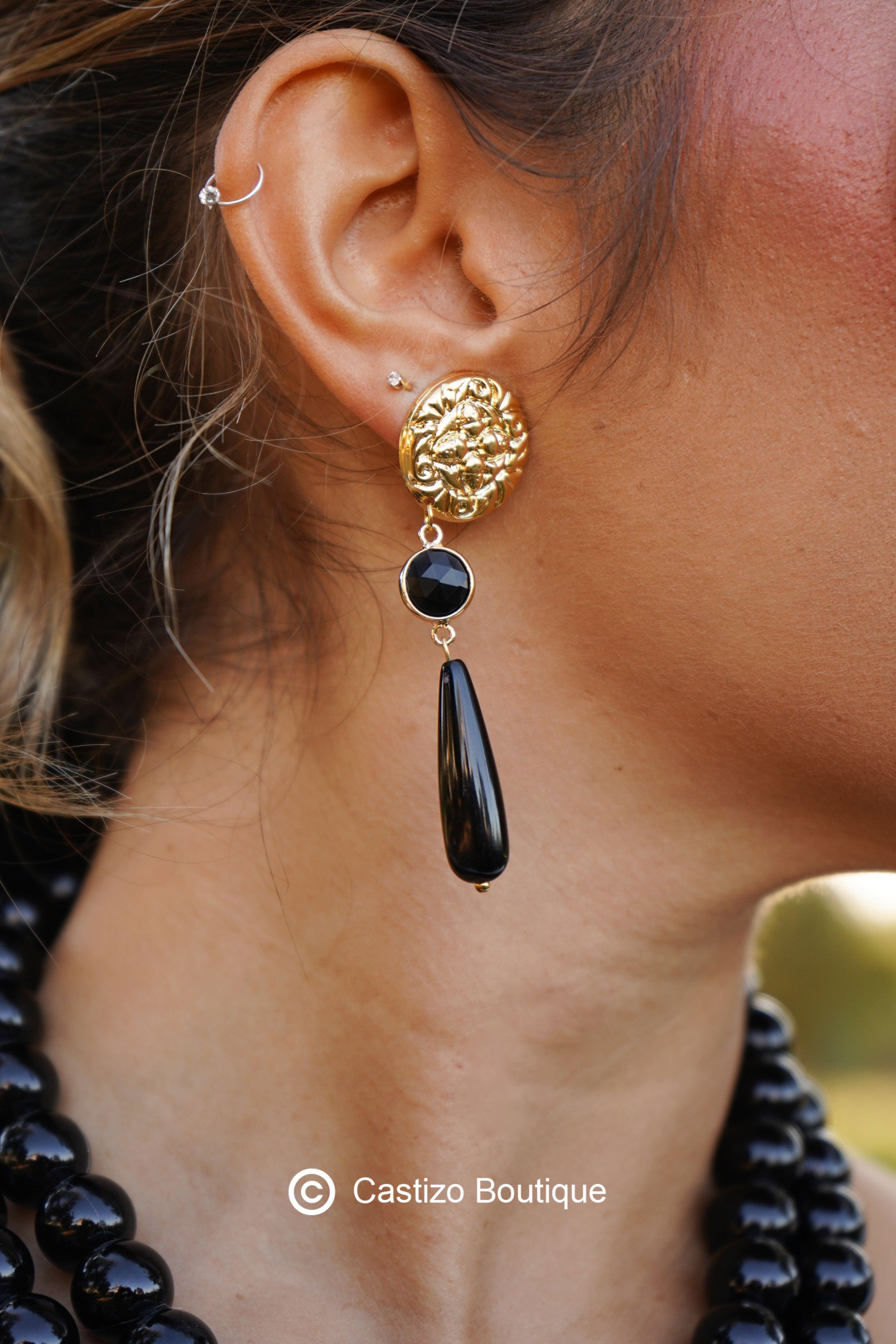 Pendiente largo negro con botón