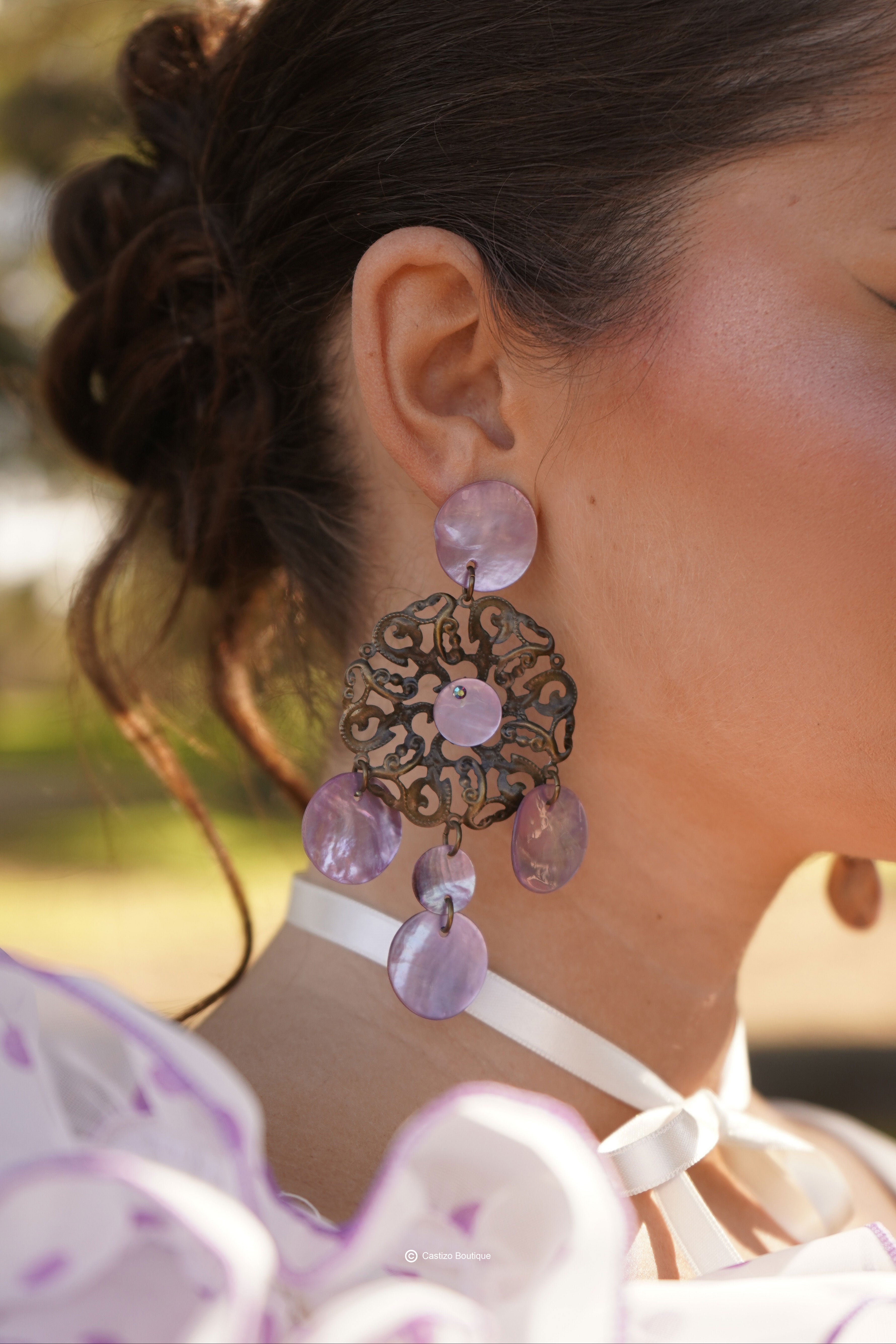 Pendiente malva escamas