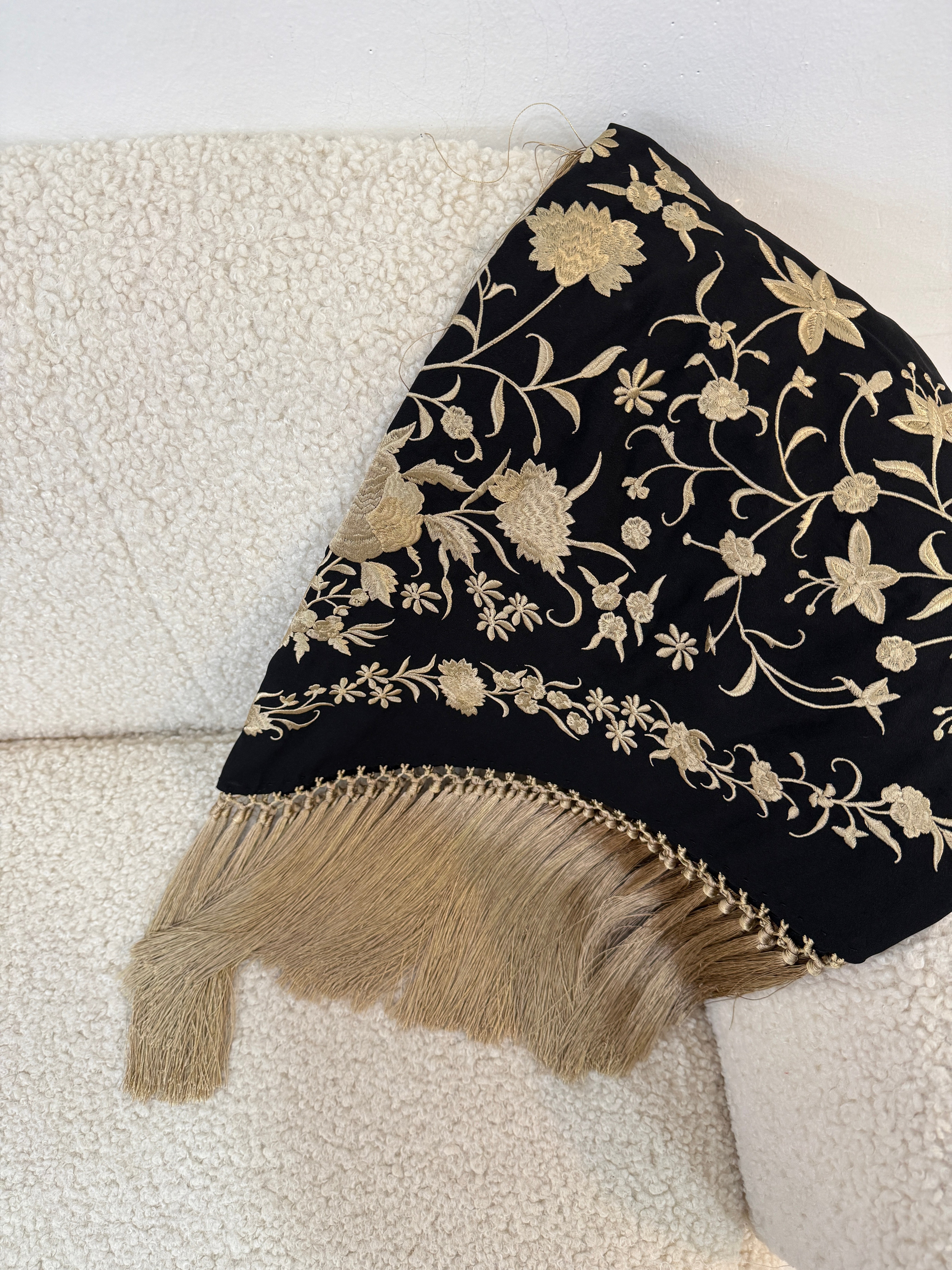 Mantoncillo negro y dorado clavel