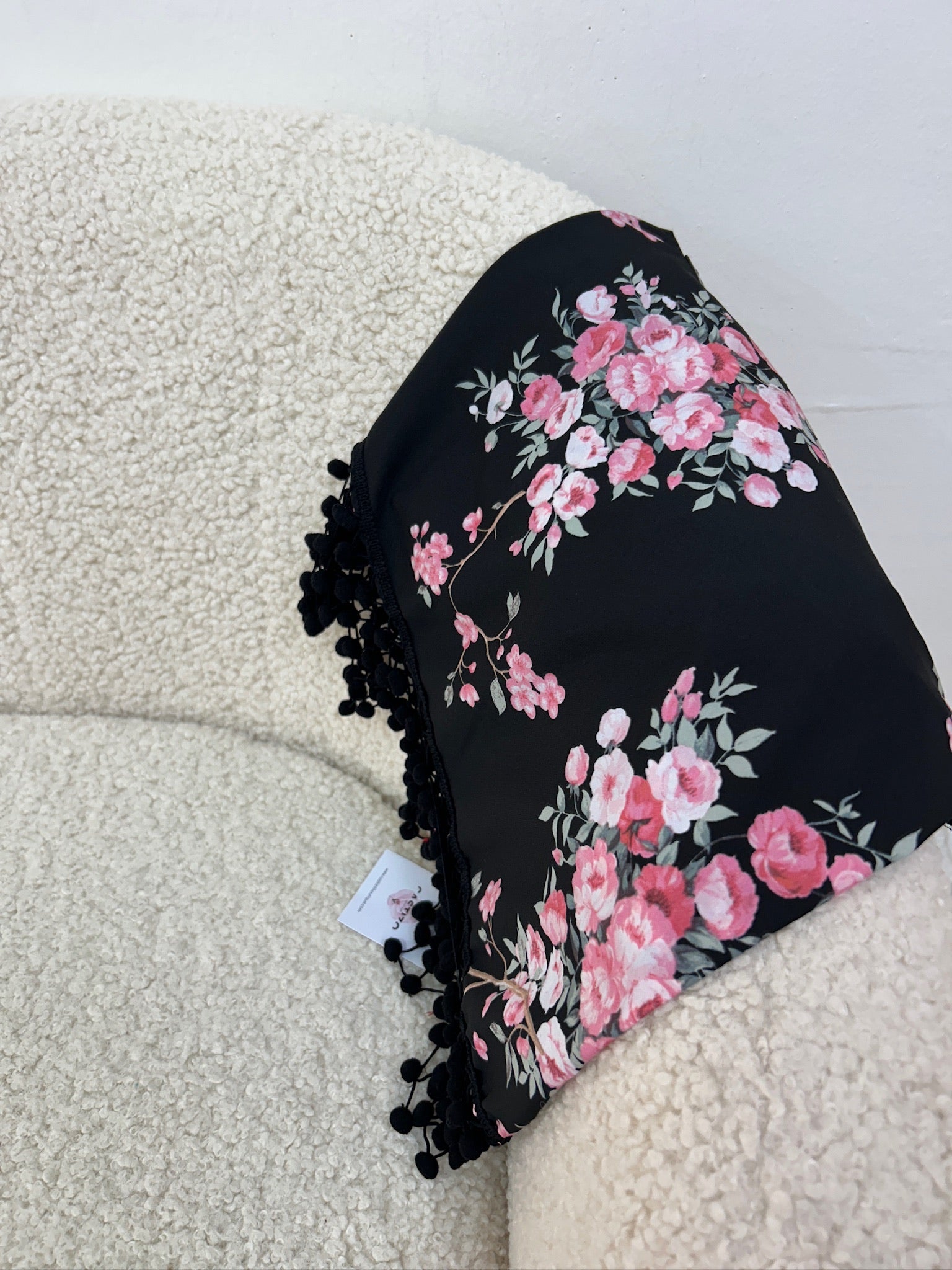 Mantoncillo estampado de madroños negro y rosa