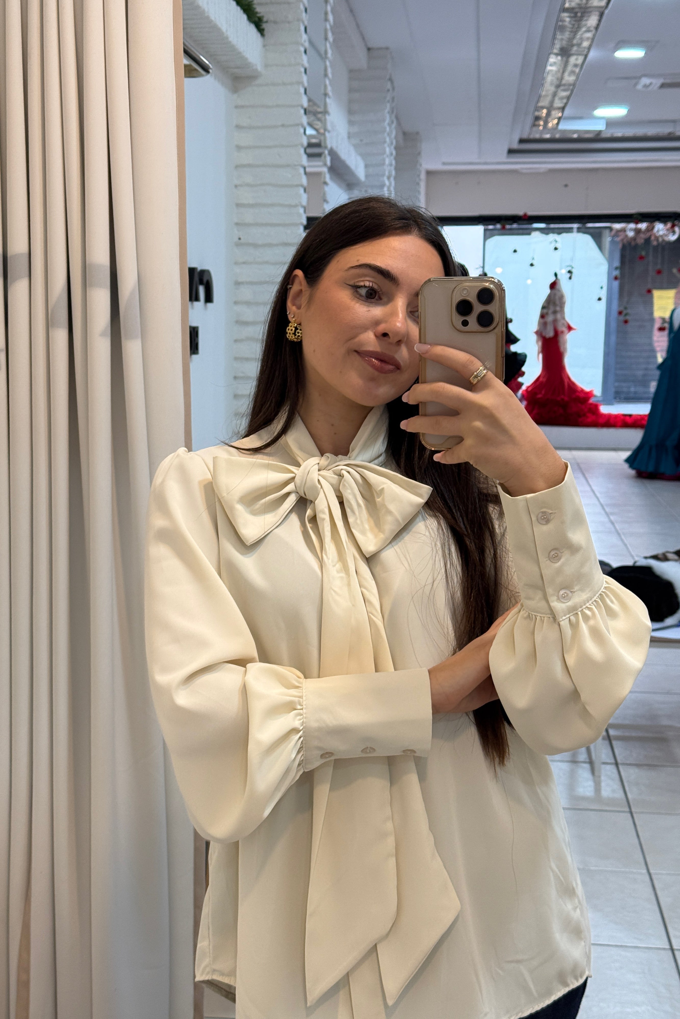 Blusa con lazada crema