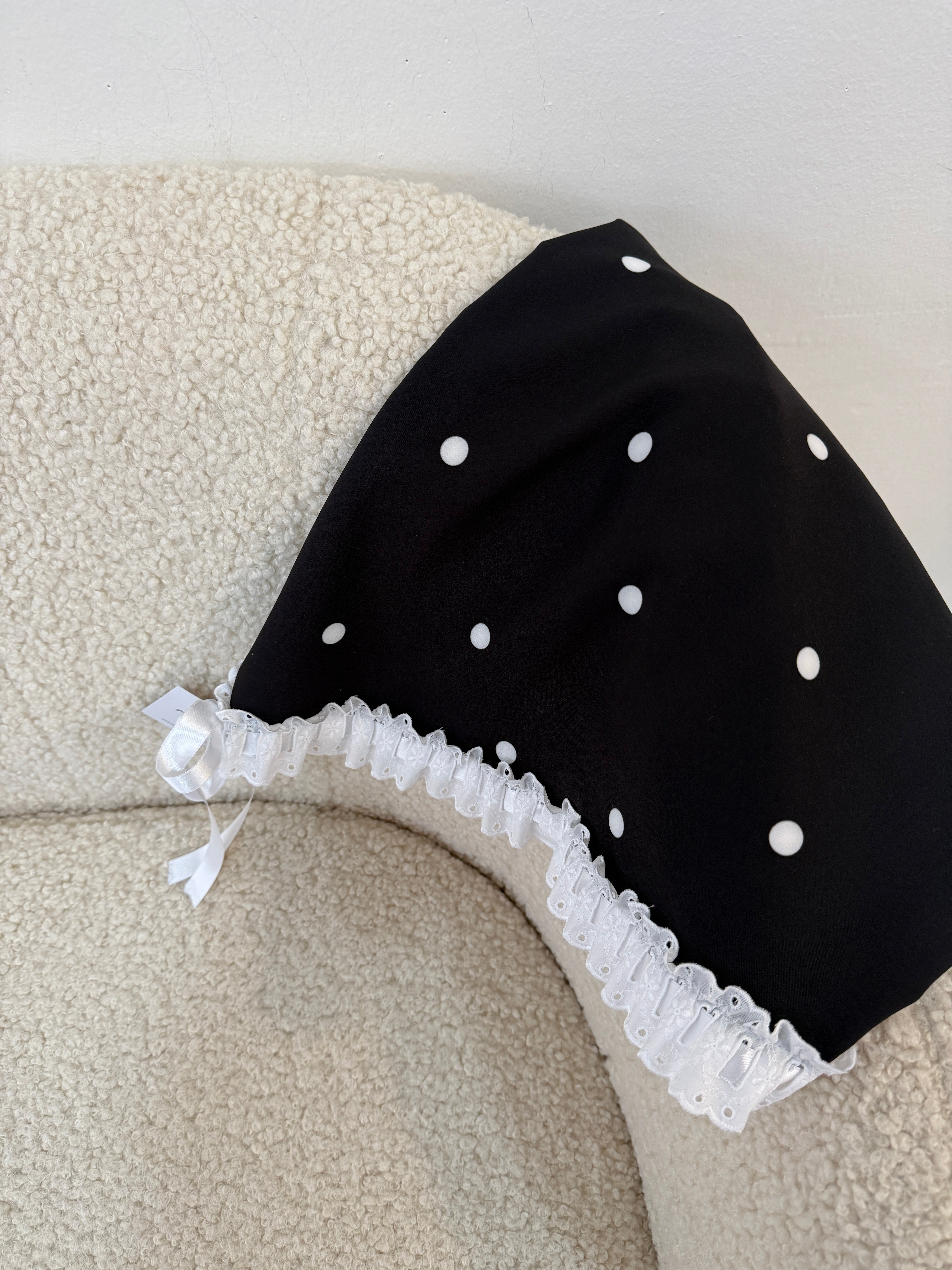 Pañoleta negra y blanca con pasacintas