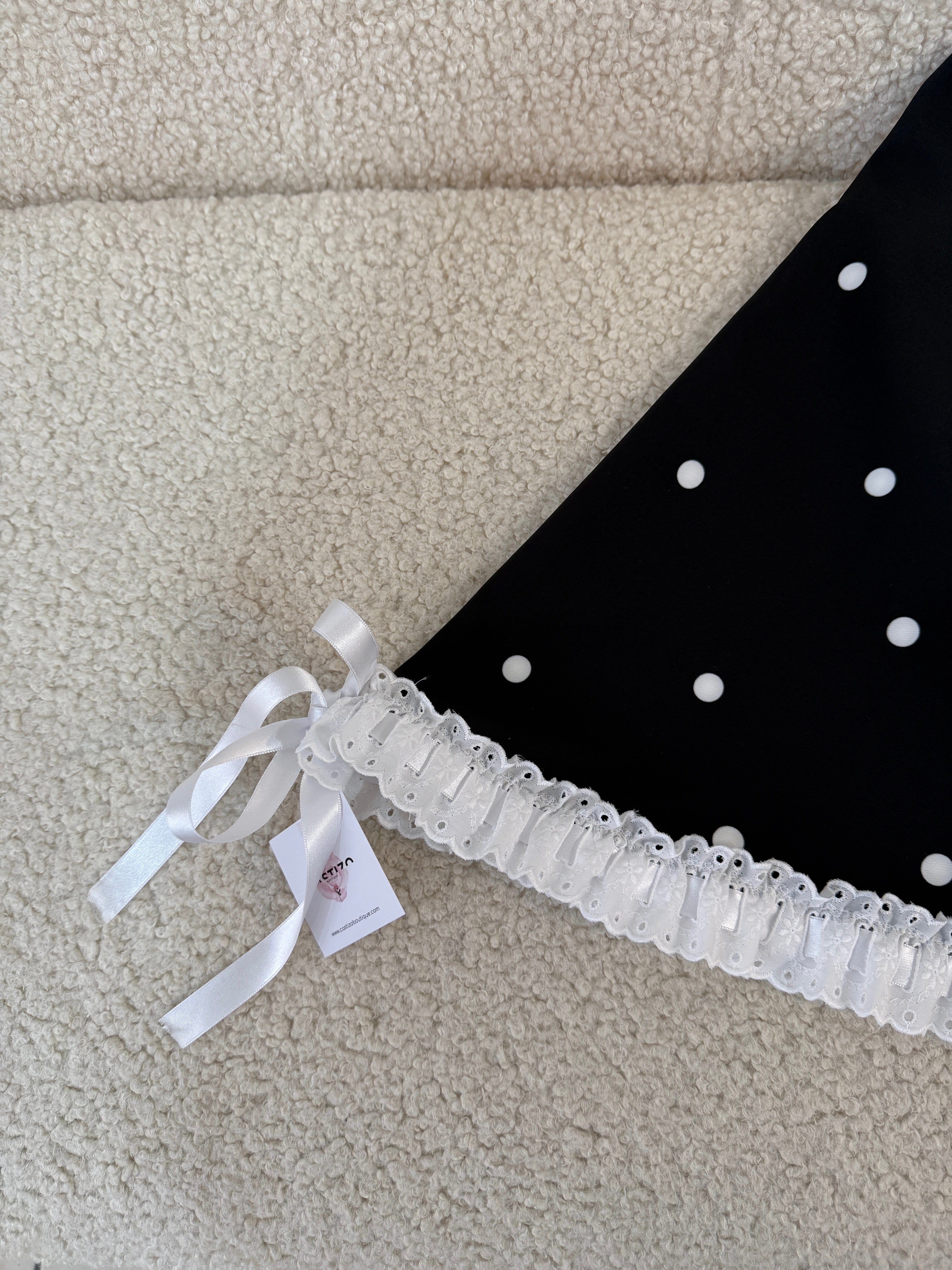 Pañoleta negra y blanca con pasacintas