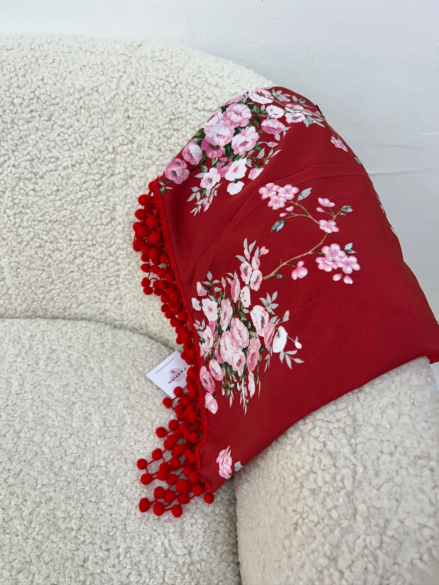 Mantoncillo estampado de madroños tinto y rosa