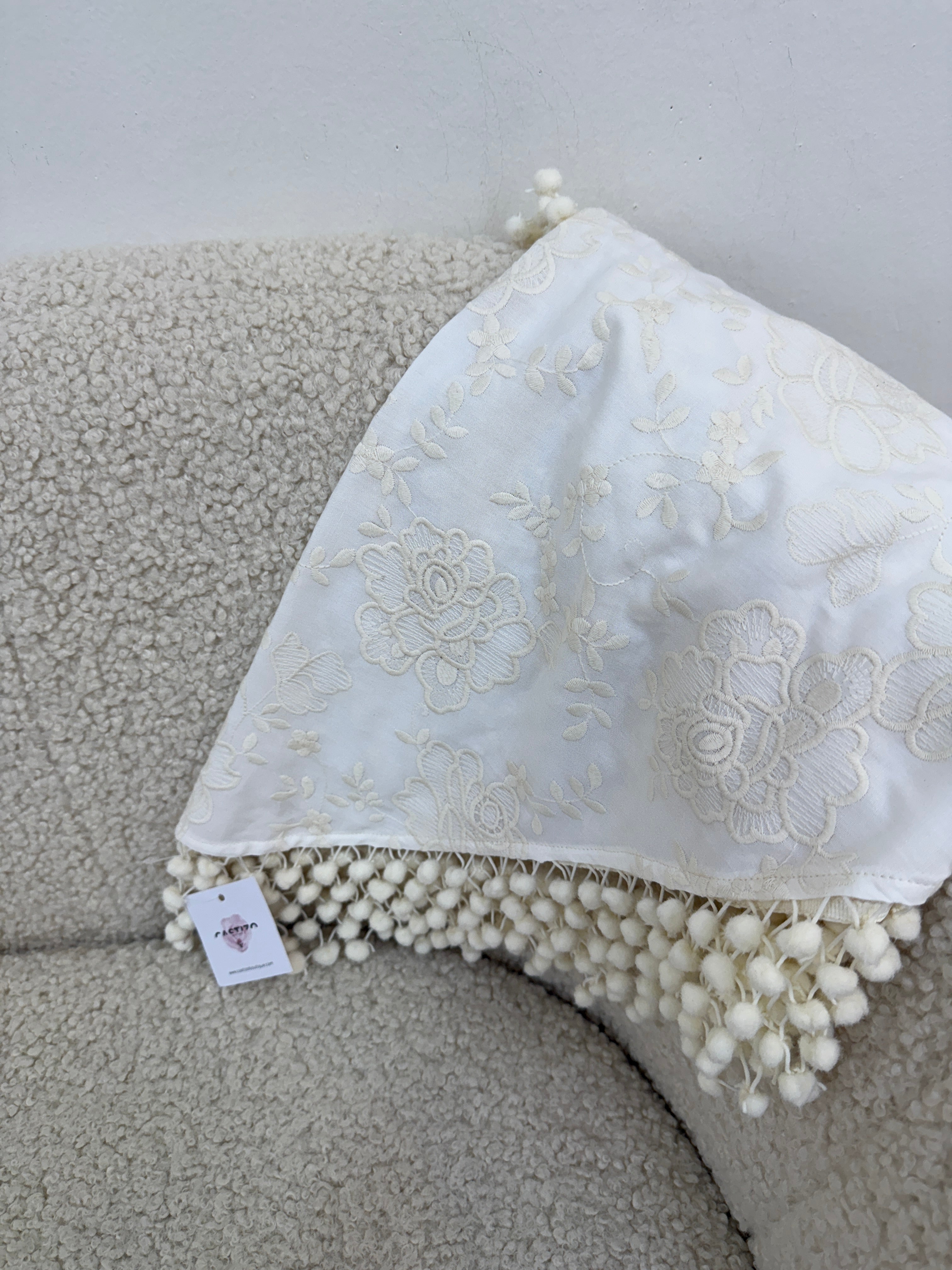 Mantoncillo bordado de madroños hueso