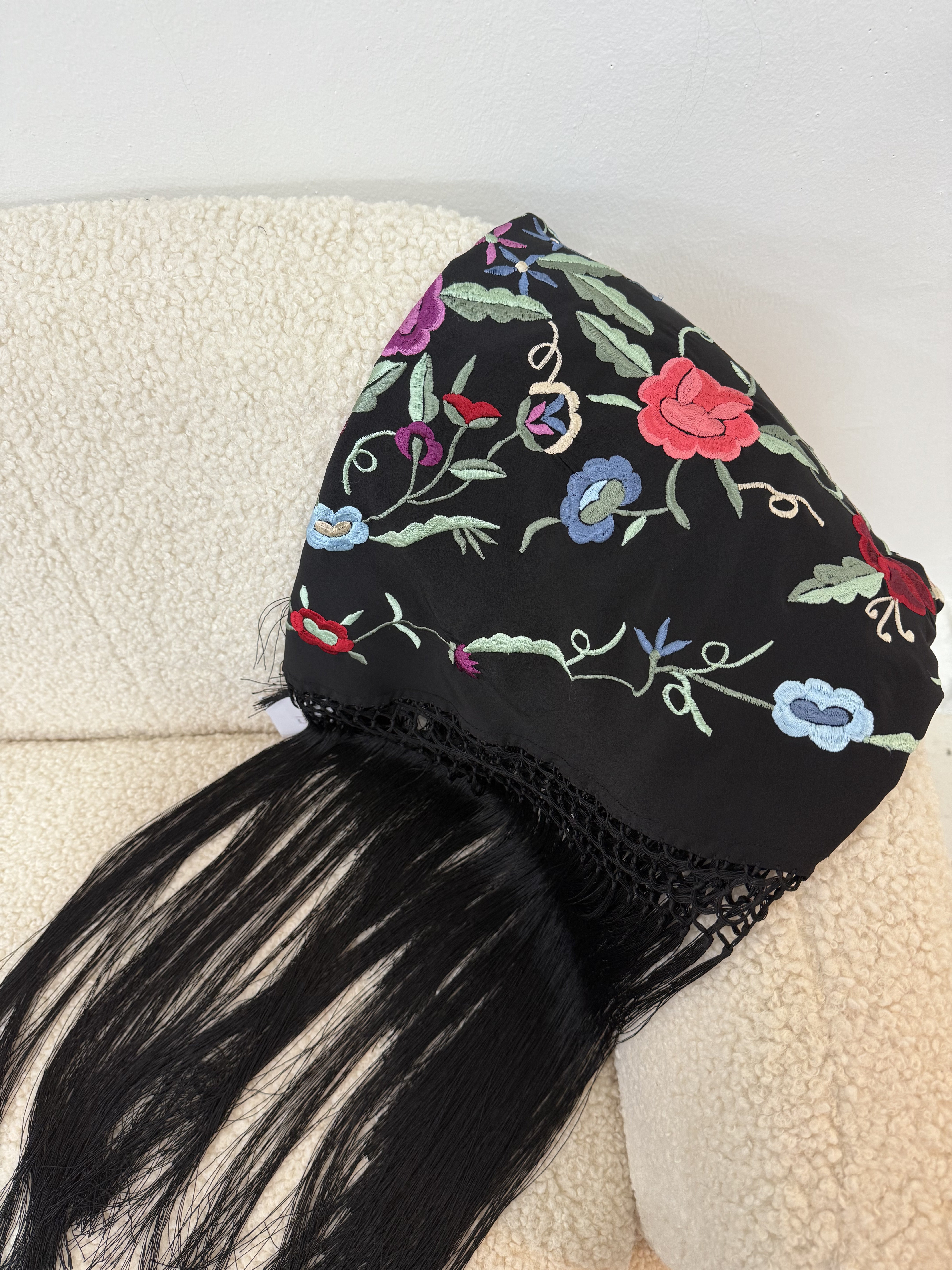 Mantoncillo negro con flores