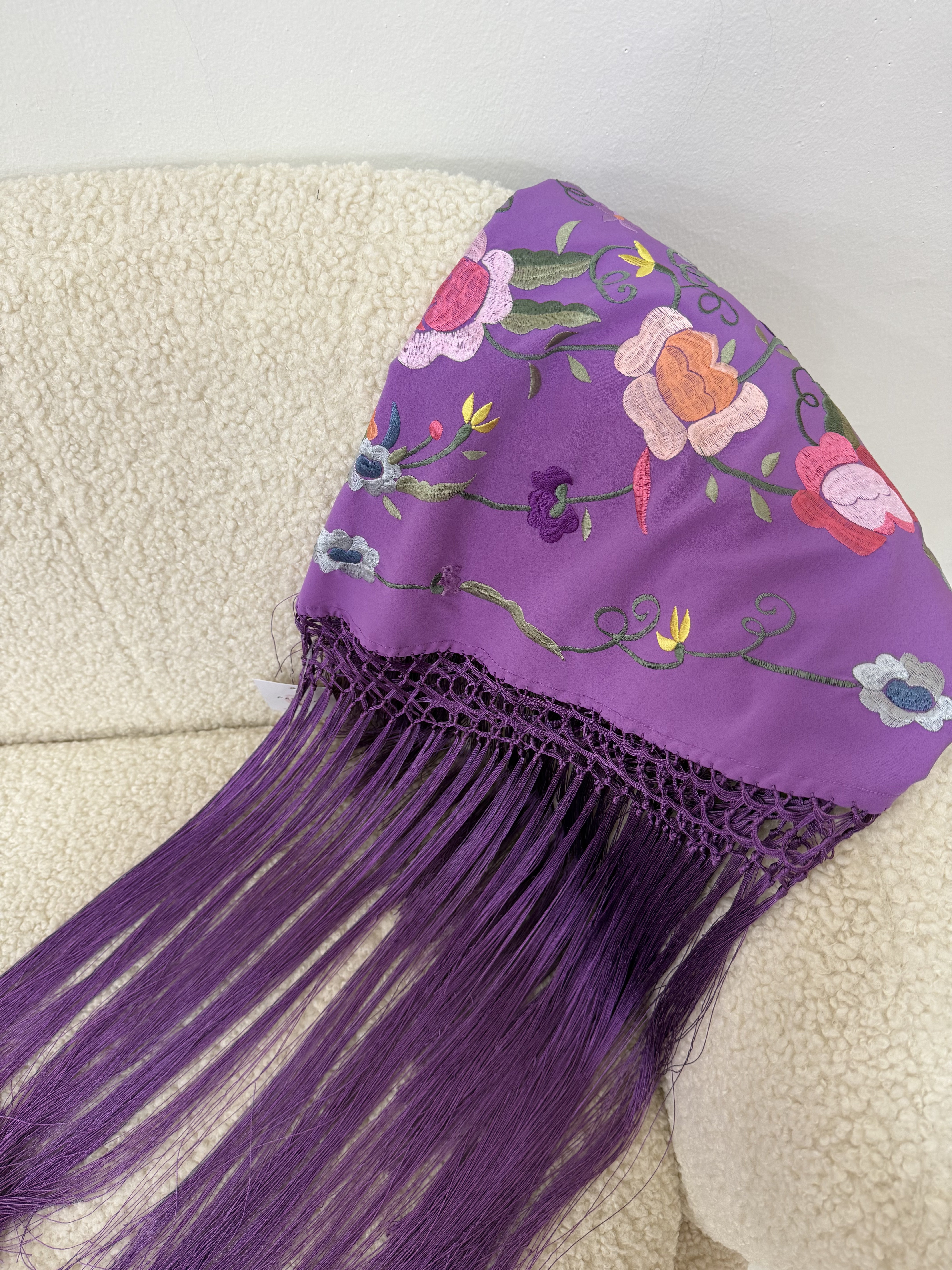 Mantoncillo malva con flores