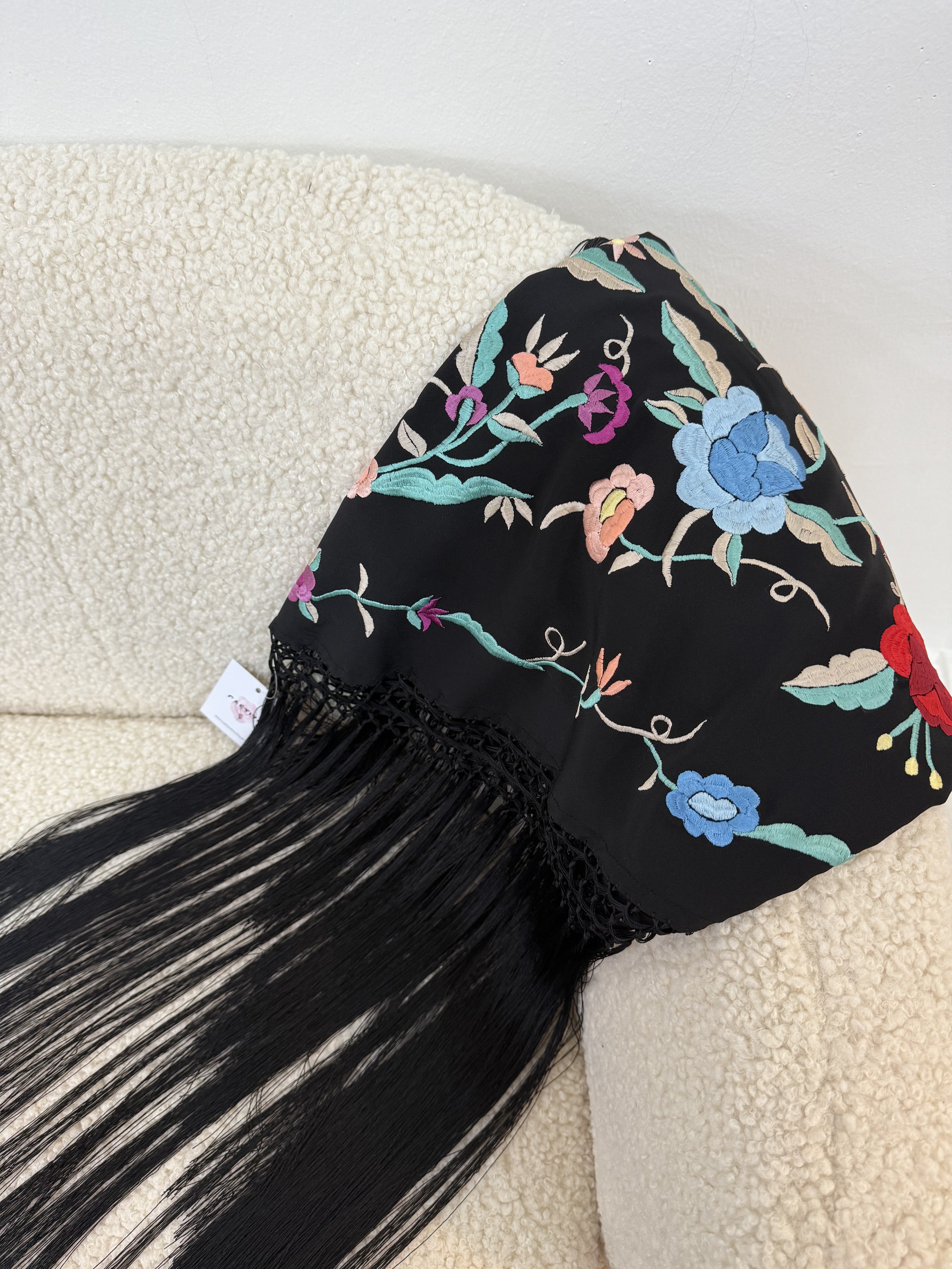 Mantoncillo negro con flores