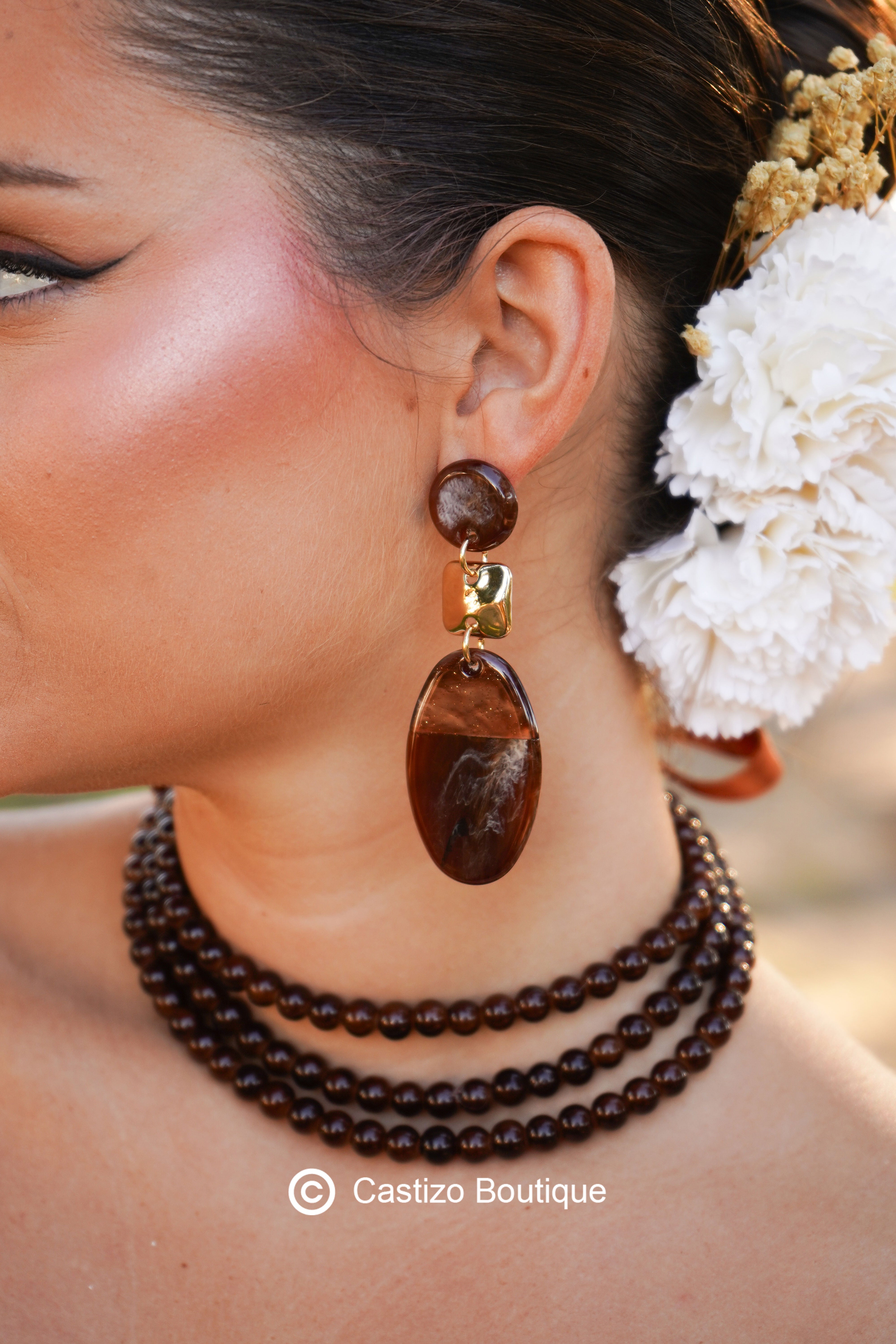 Pendiente marrón largo