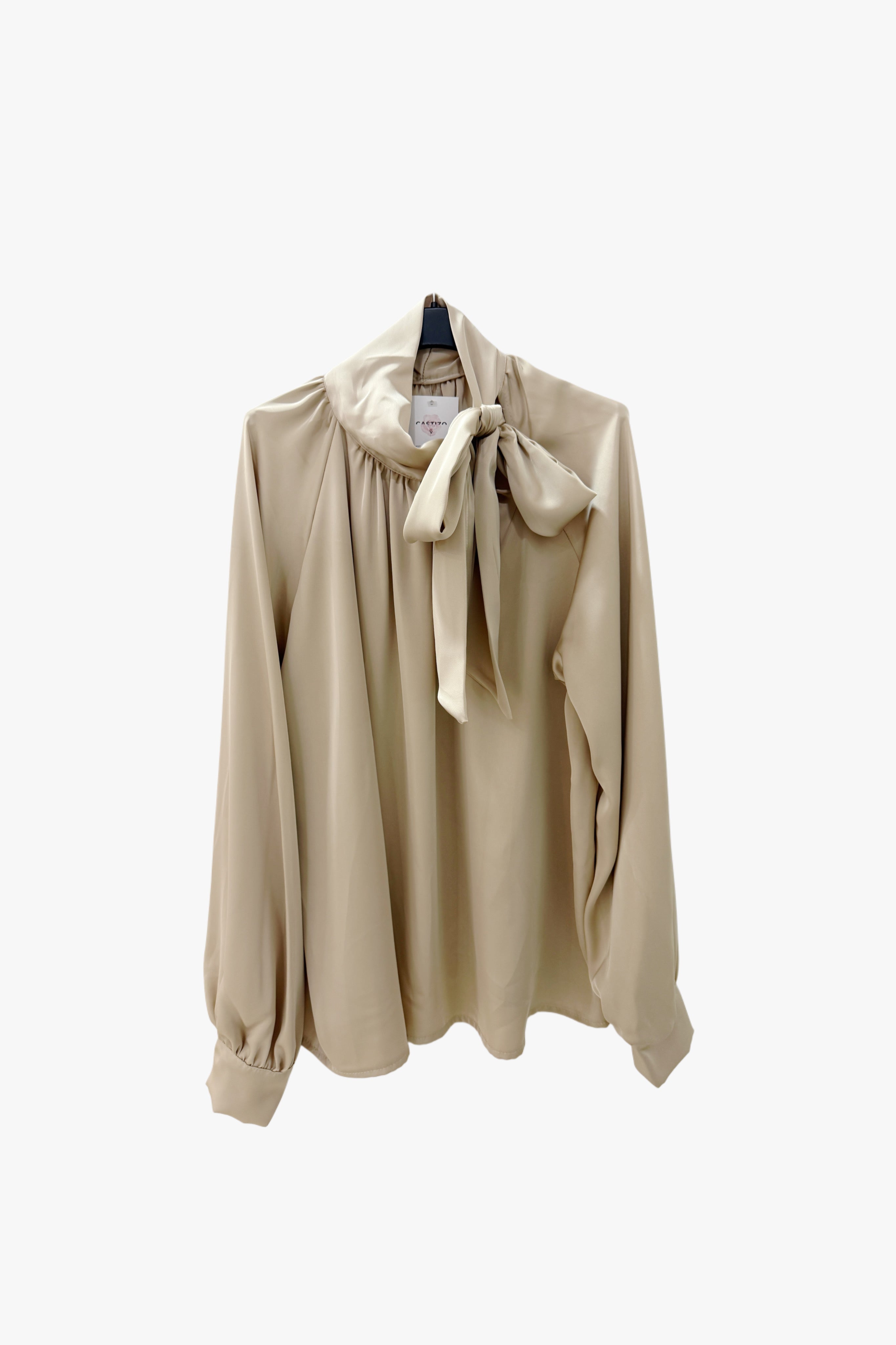 Blusa con lazada crema oscura