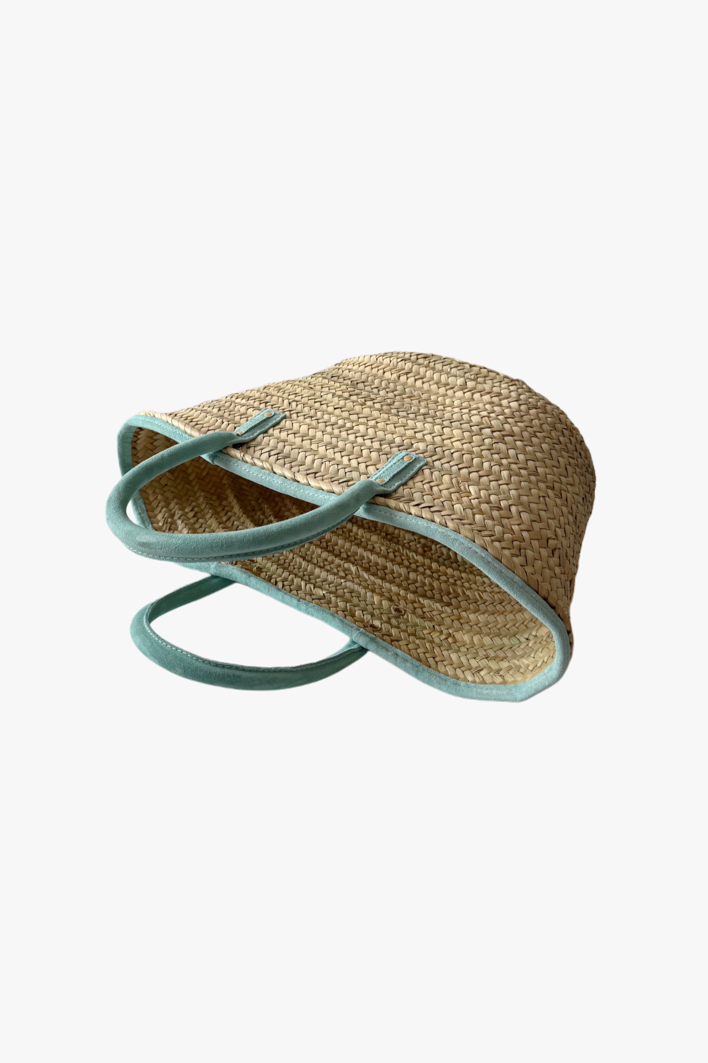 Cesta de playa con cordón celeste