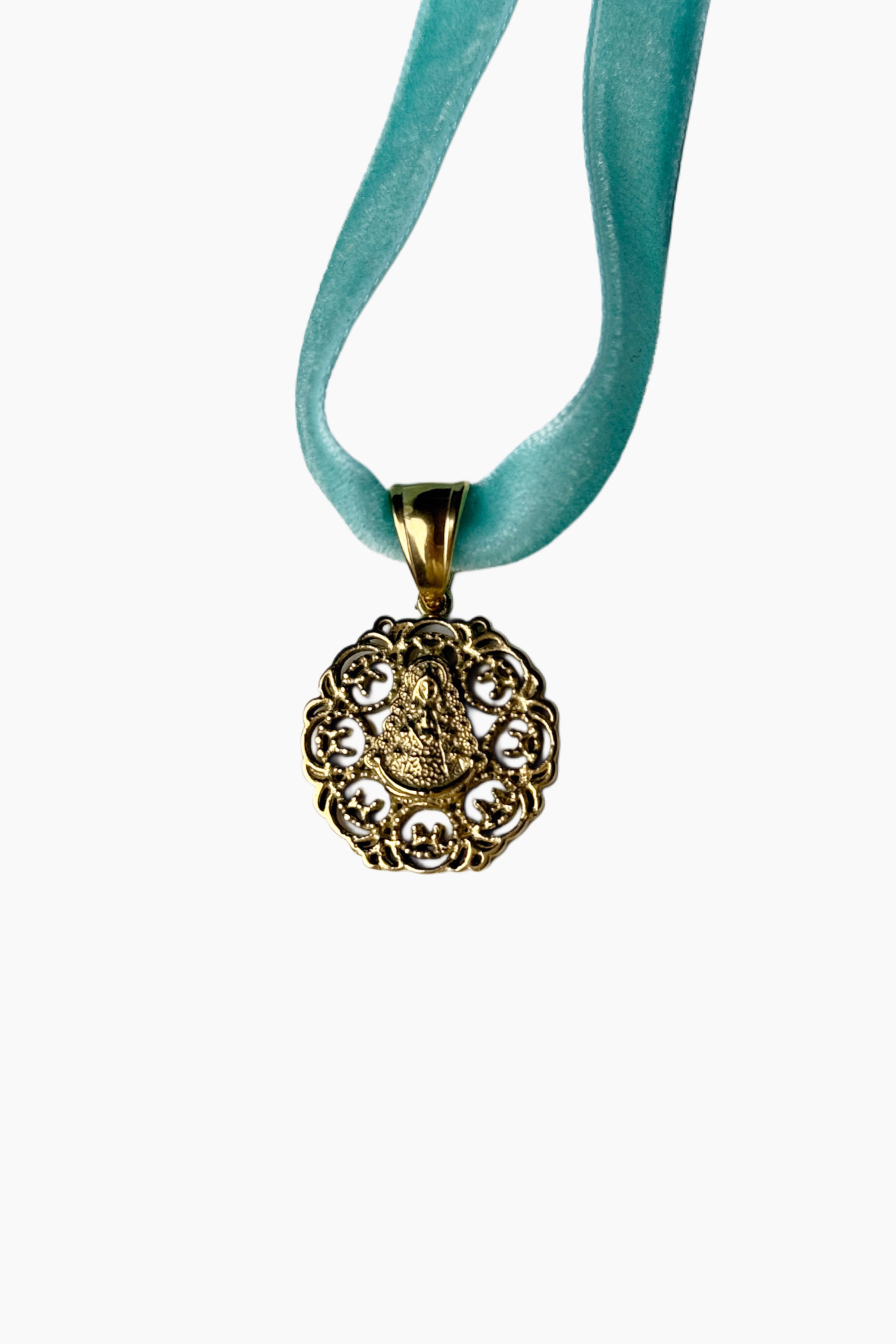 Lazo de terciopelo con medalla