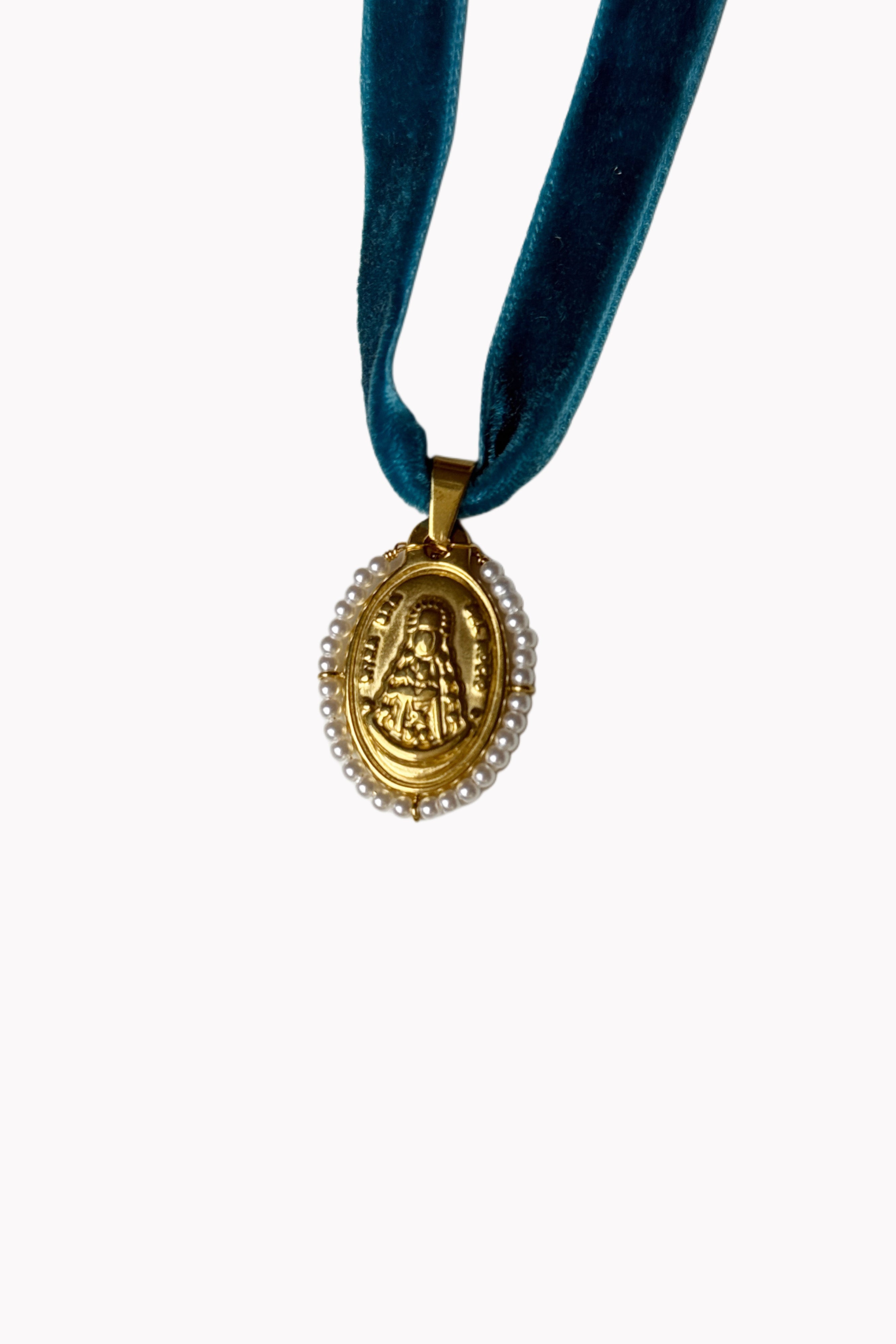 Lazo de terciopelo con medalla