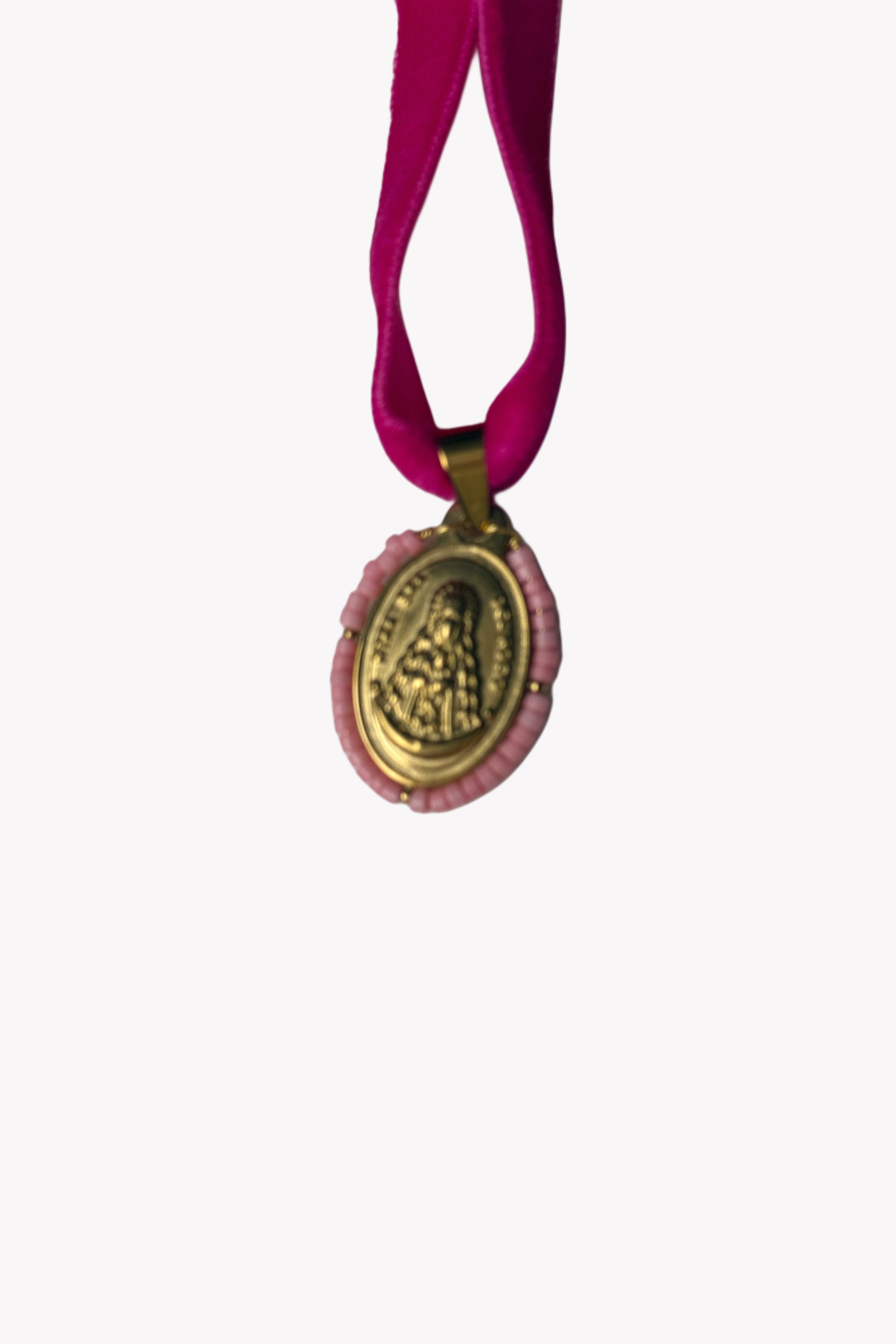 Lazo de terciopelo con medalla