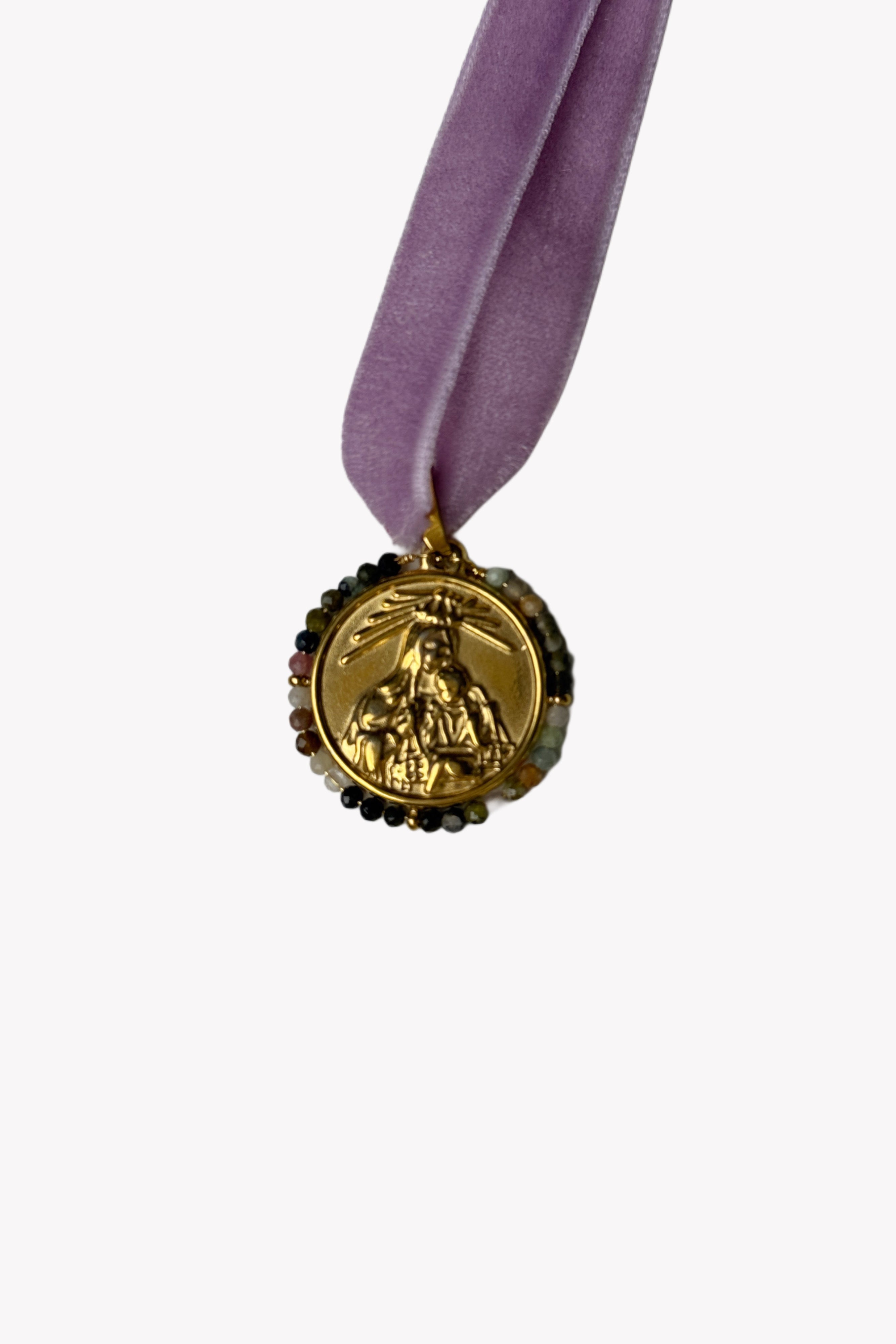 Lazo de terciopelo con medalla