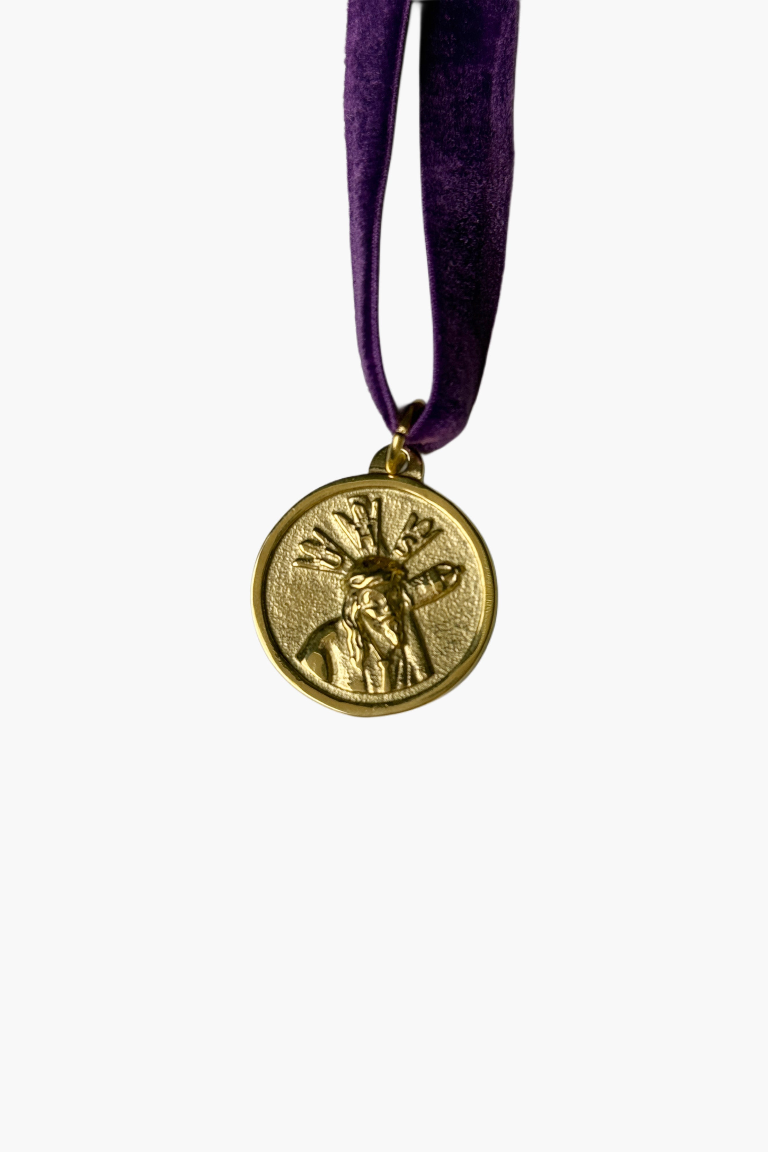 Lazo de terciopelo con medalla
