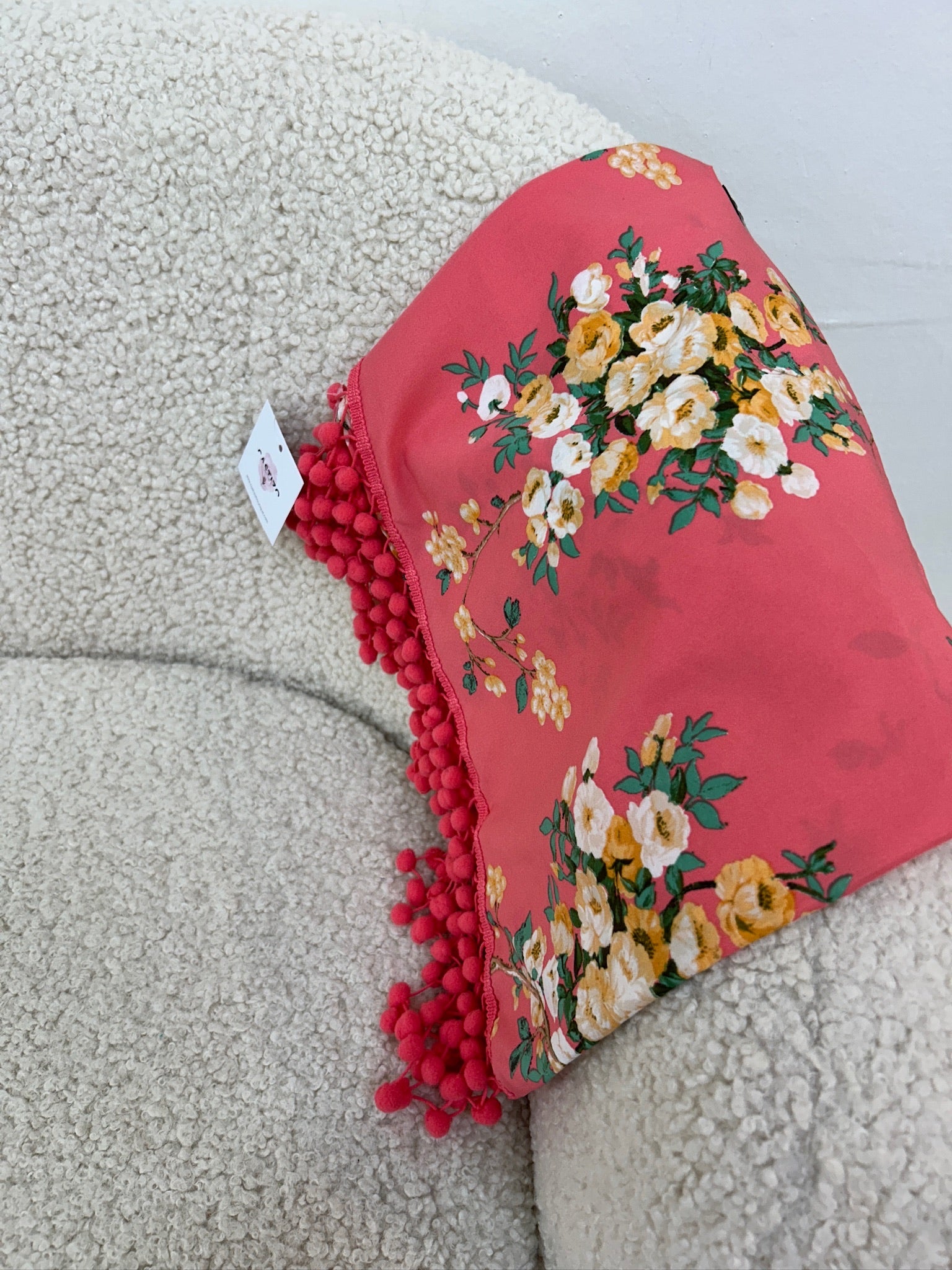 Mantoncillo estampado de madroños coral