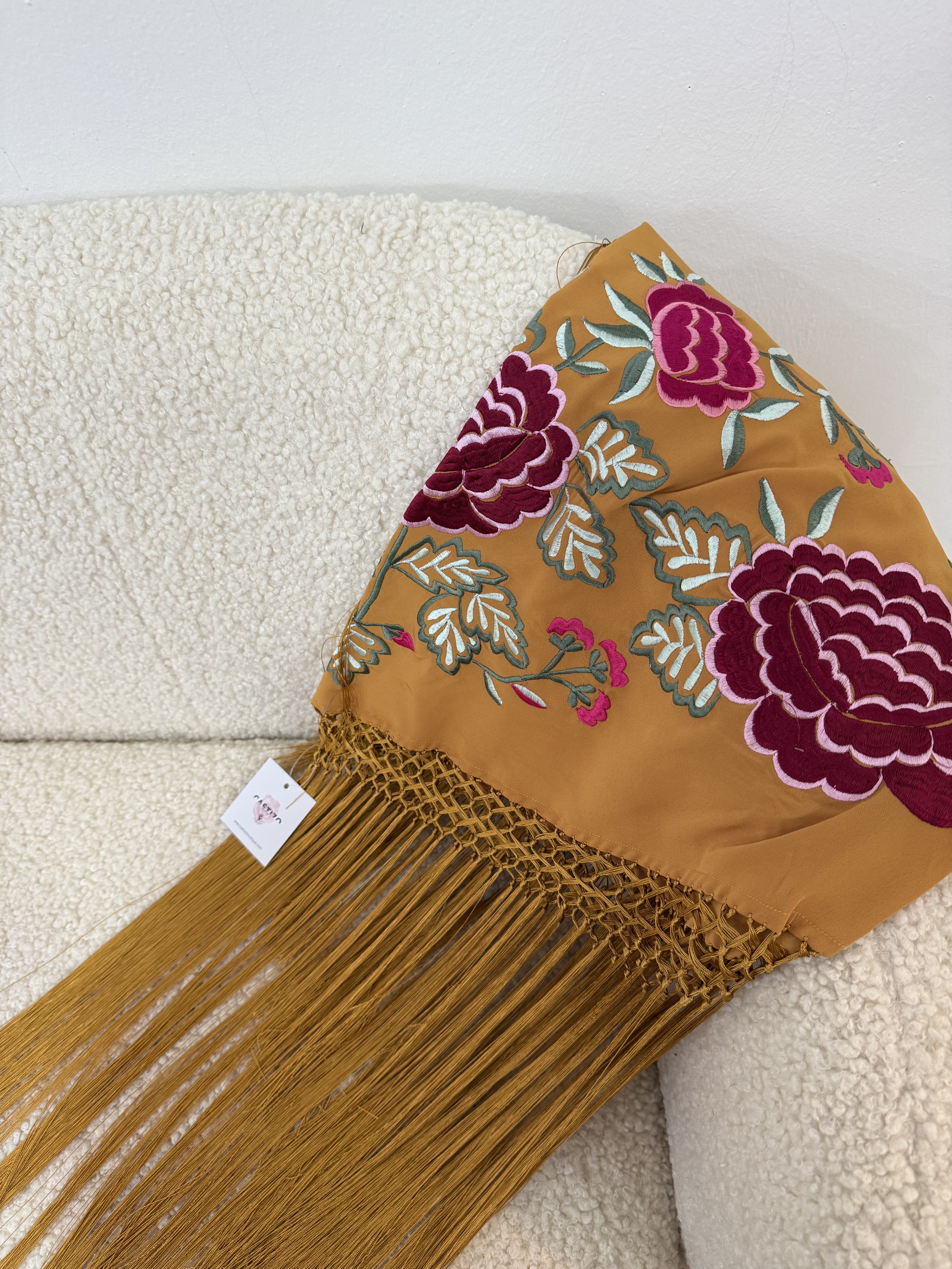 Mantoncillo mostaza y buganvilla