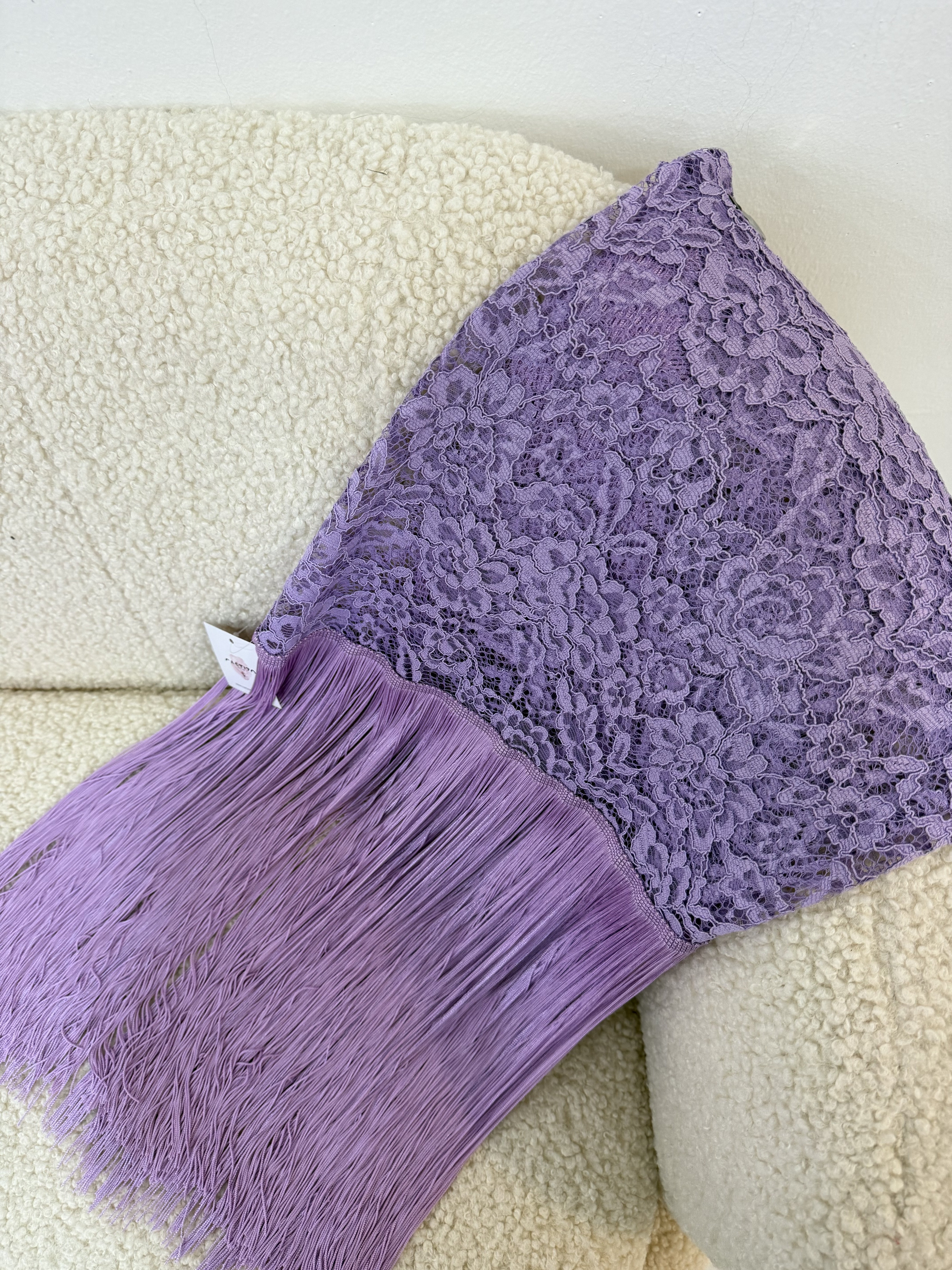 Mantoncillo calado con fleco tupido