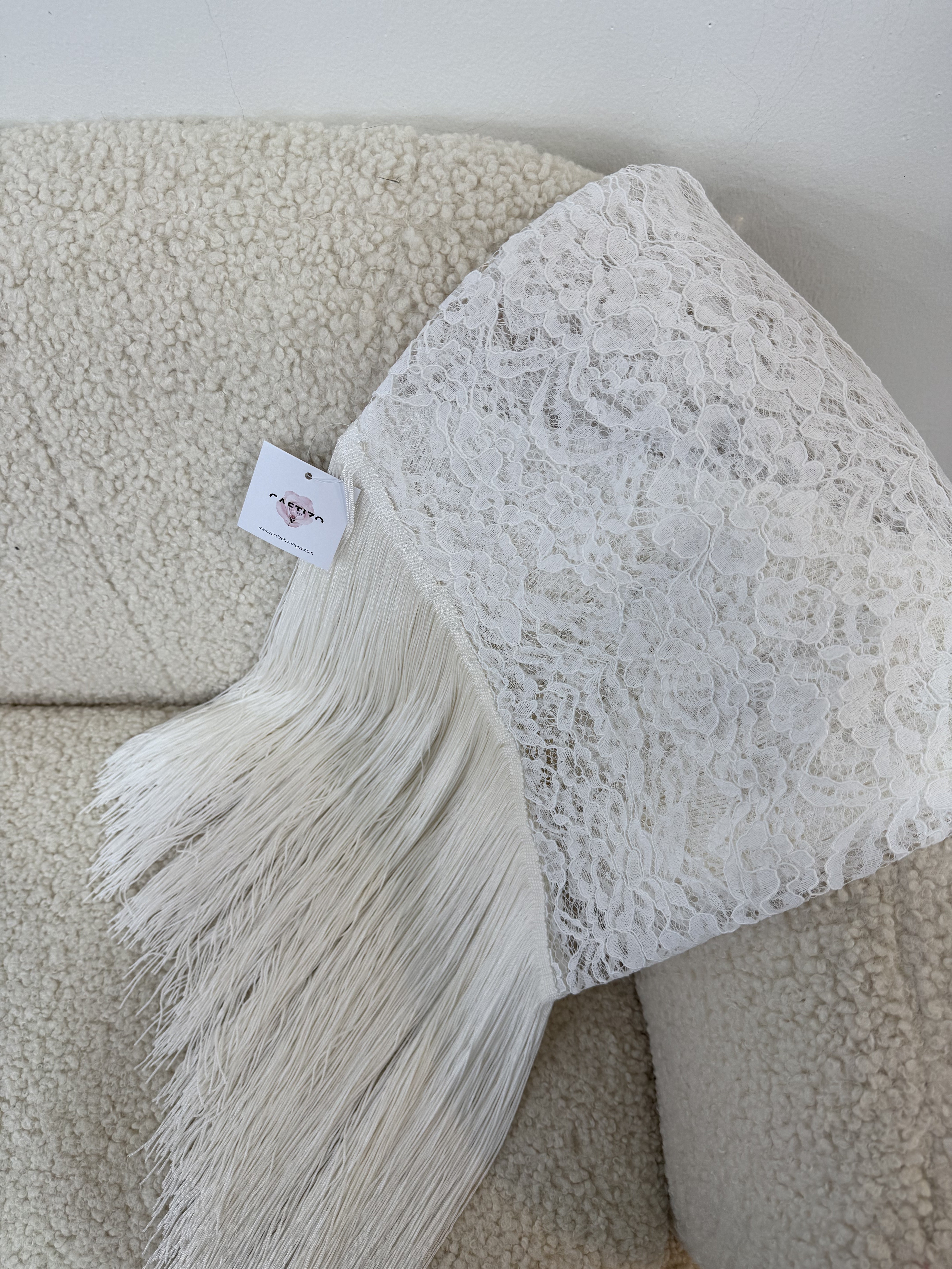 Mantoncillo calado con fleco tupido