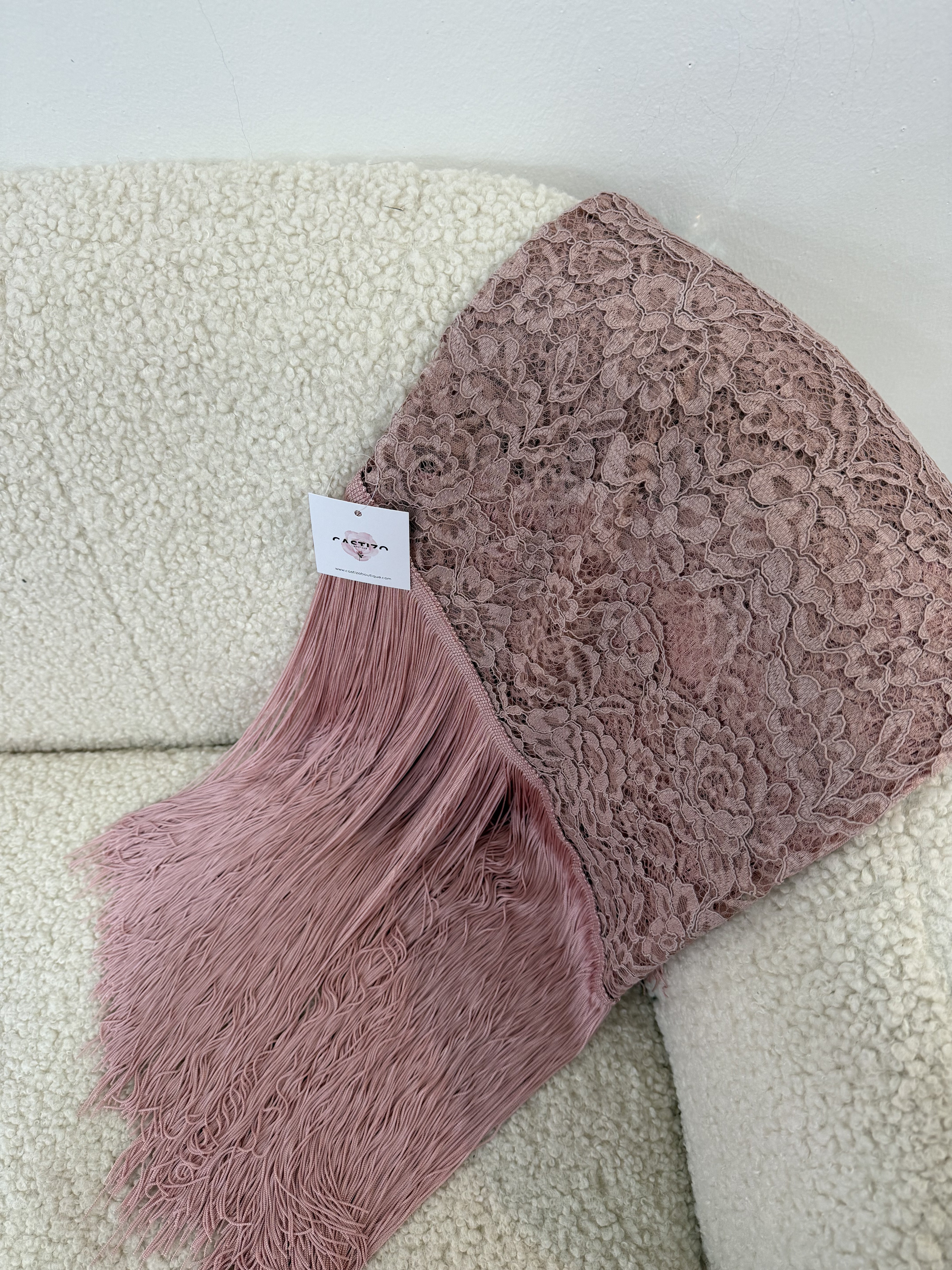 Mantoncillo calado con fleco tupido