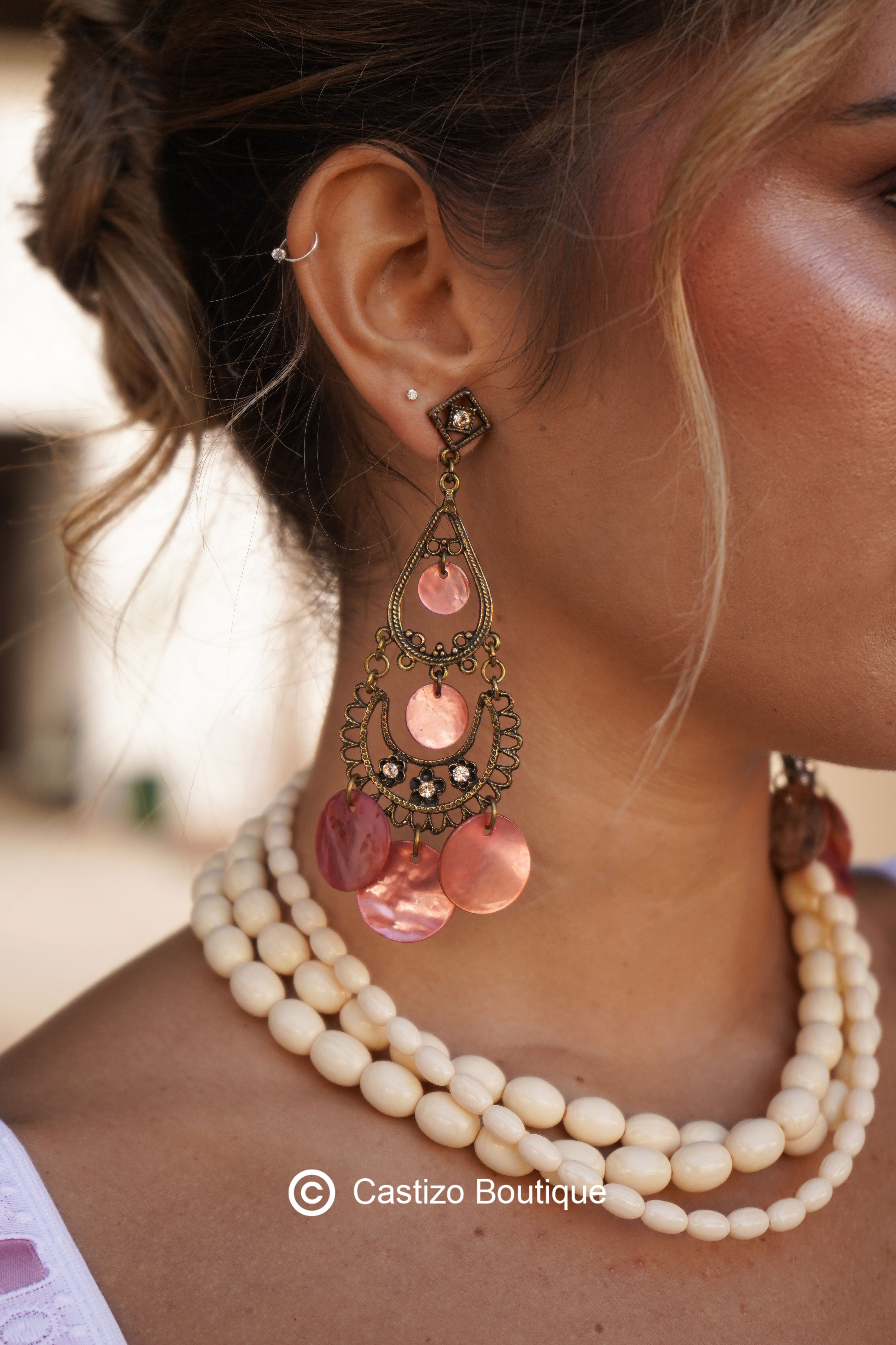 Pendiente rosa escamas